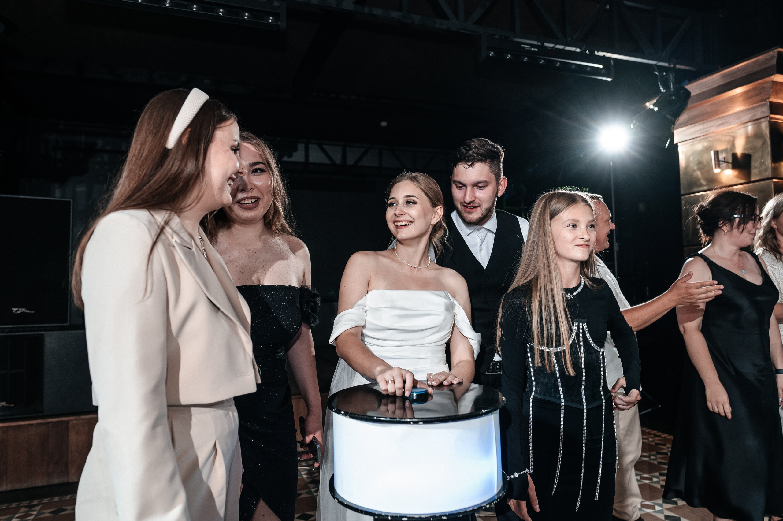 Даниил и Валерия. Черная утка. Полный день. Фотограф Екатерина Бочарникова