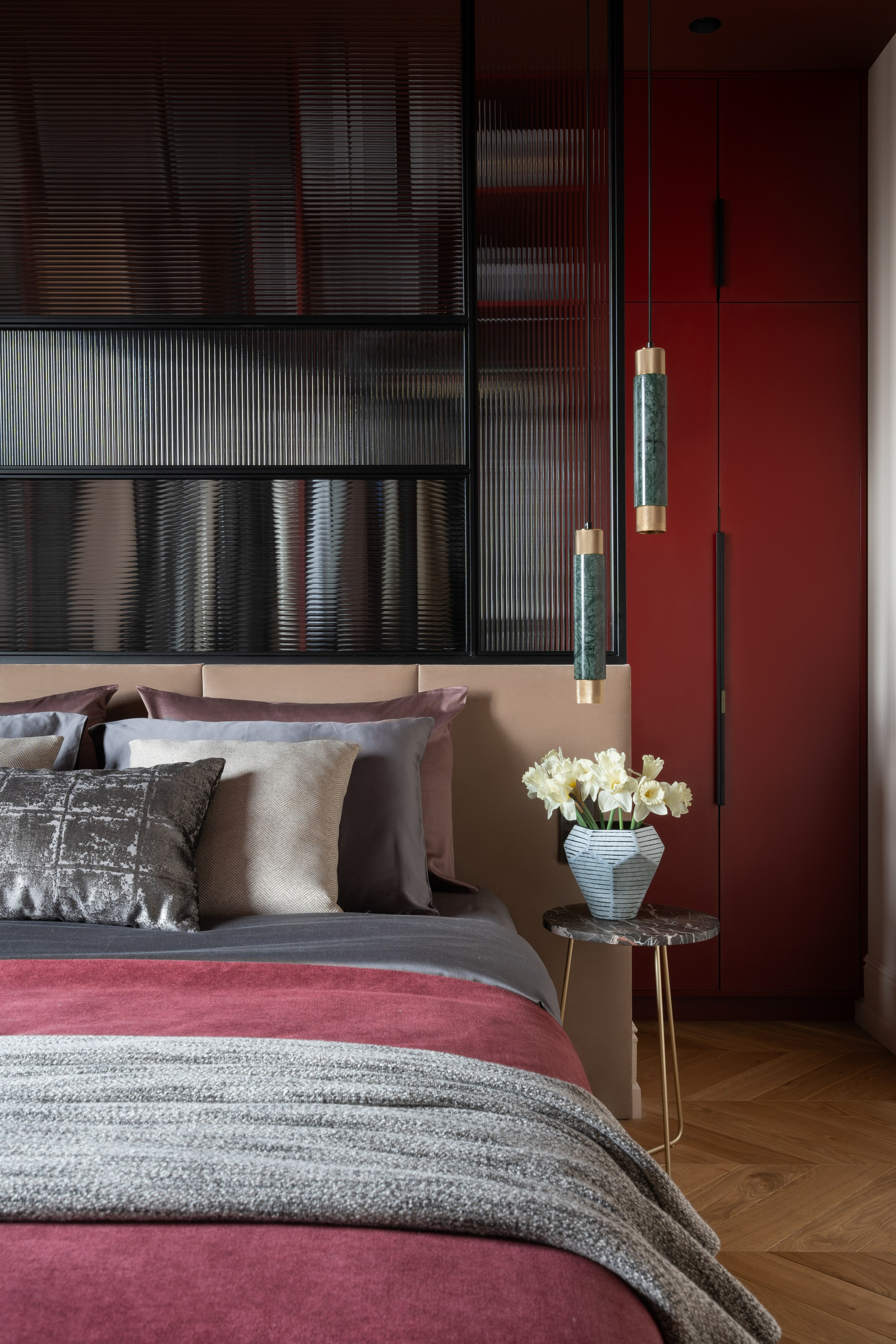 Дизайн спальни в бордовых оттенках
