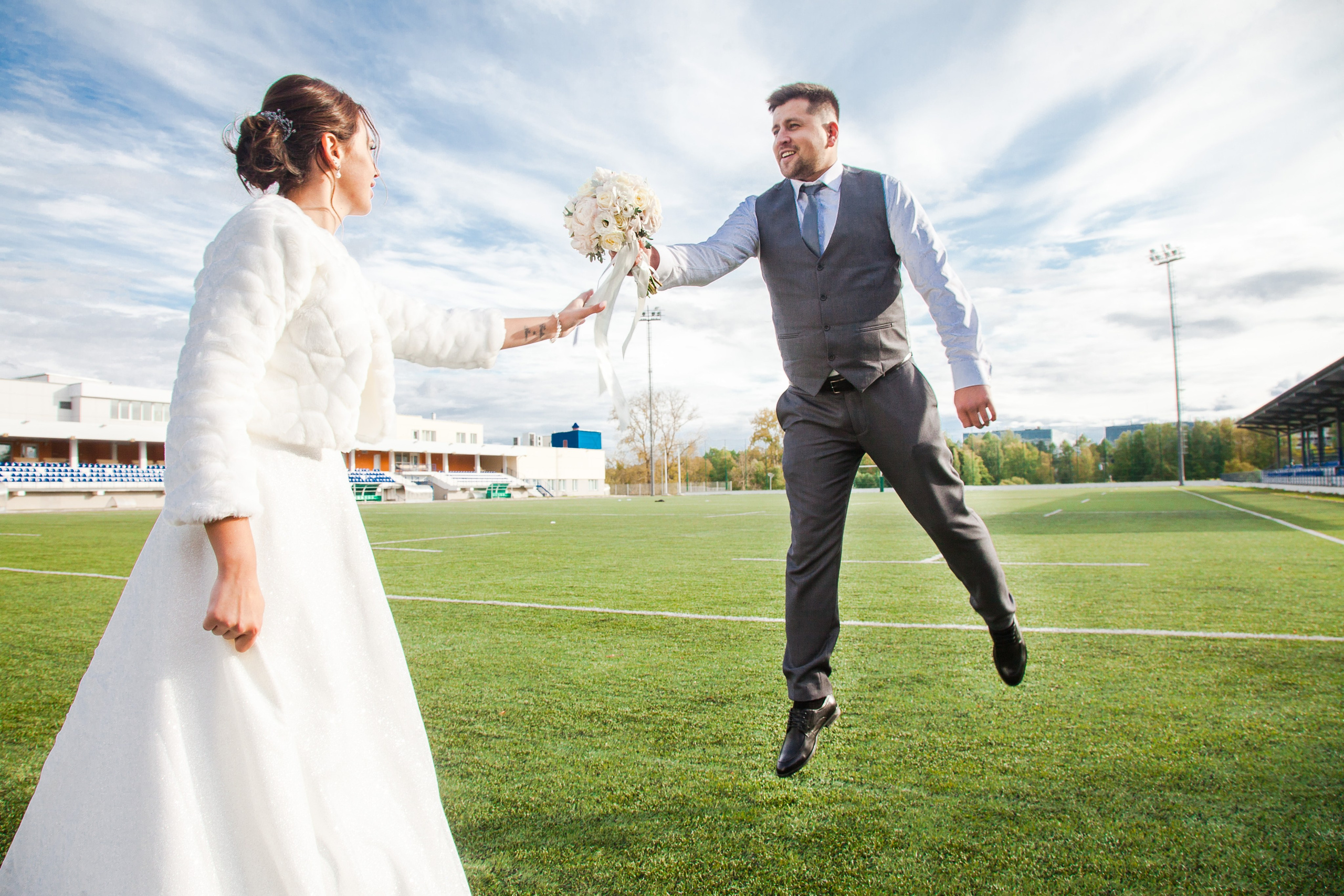 kogan.studio - он ей дарит цветы в прыжке на футбольном поле