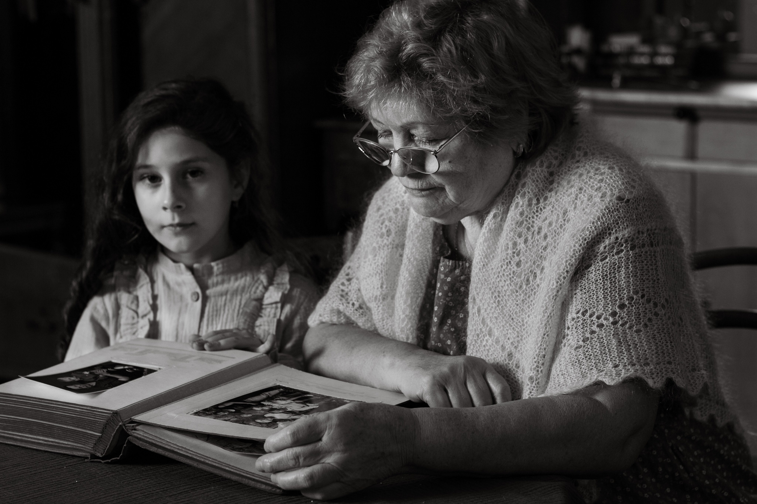 С любимой бабушкой всегда тепло… Студийная фотосессия бабушки и внучки. Семейный и детский фотограф в Санкт-Петербурге Павлова Елена