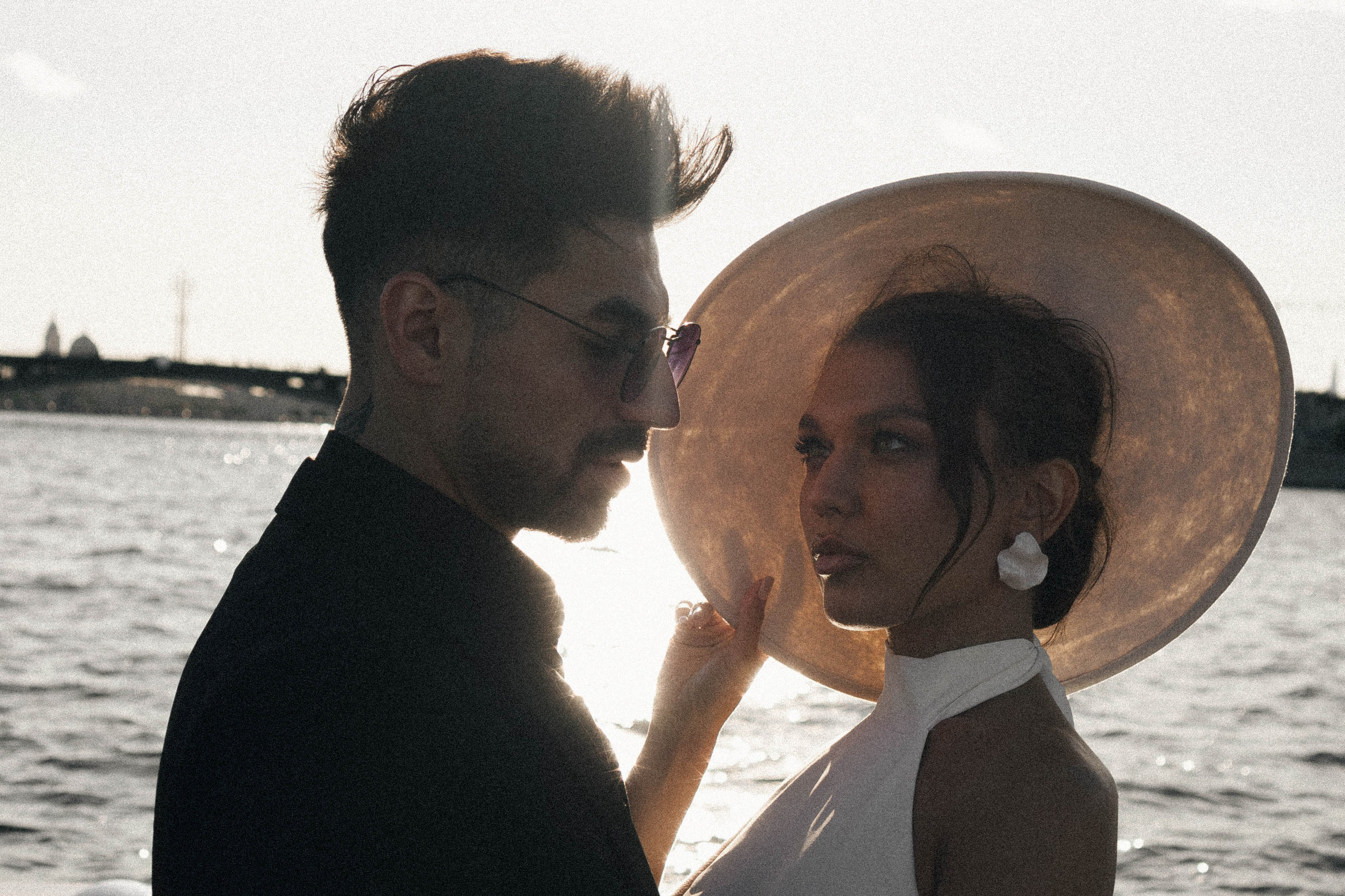 СВАДЕНБНАЯ СЬЕМКА НА КАТЕРЕ ПО КАНАЛАМ САНКТ-ПЕТЕРБУРГА И В АКВАТОРИИ НЕВЫ. Профессиональный фотограф, Санкт-Петербург — Виктория Богомолова