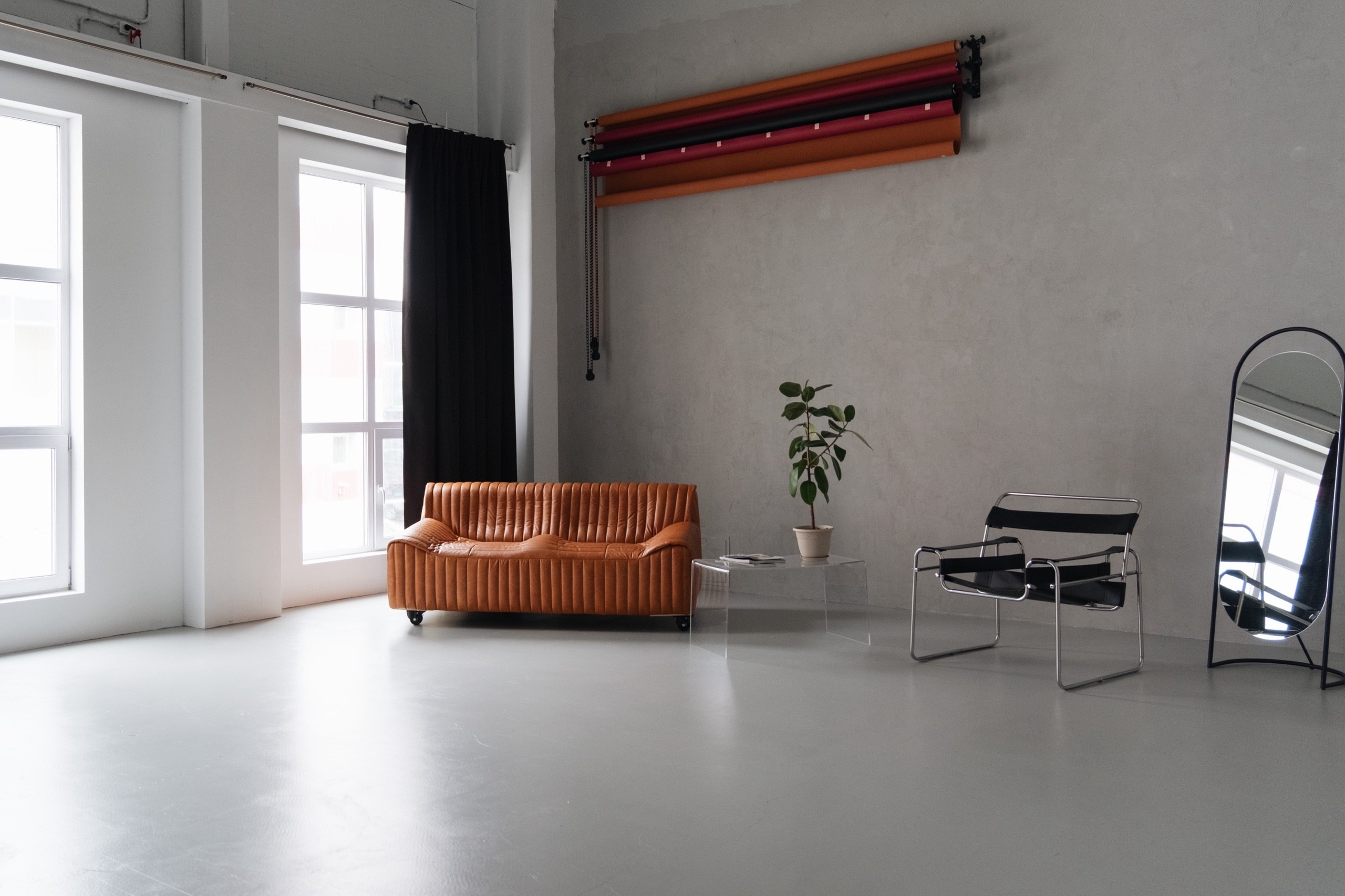 Зал Ньютон Фотостудия CIRCLE 2.0, расположенная в городе Сургут. Профессиональный фотограф Анна Старцева. Интерьер зала украшен минималистичным дизайном с использованием белого цвета и естественного освещения, создавая уютную атмосферу для фотосессий различного формата. Пространство идеально подходит для творческих портретных съемок, семейных фотографий и коммерческих проектов.