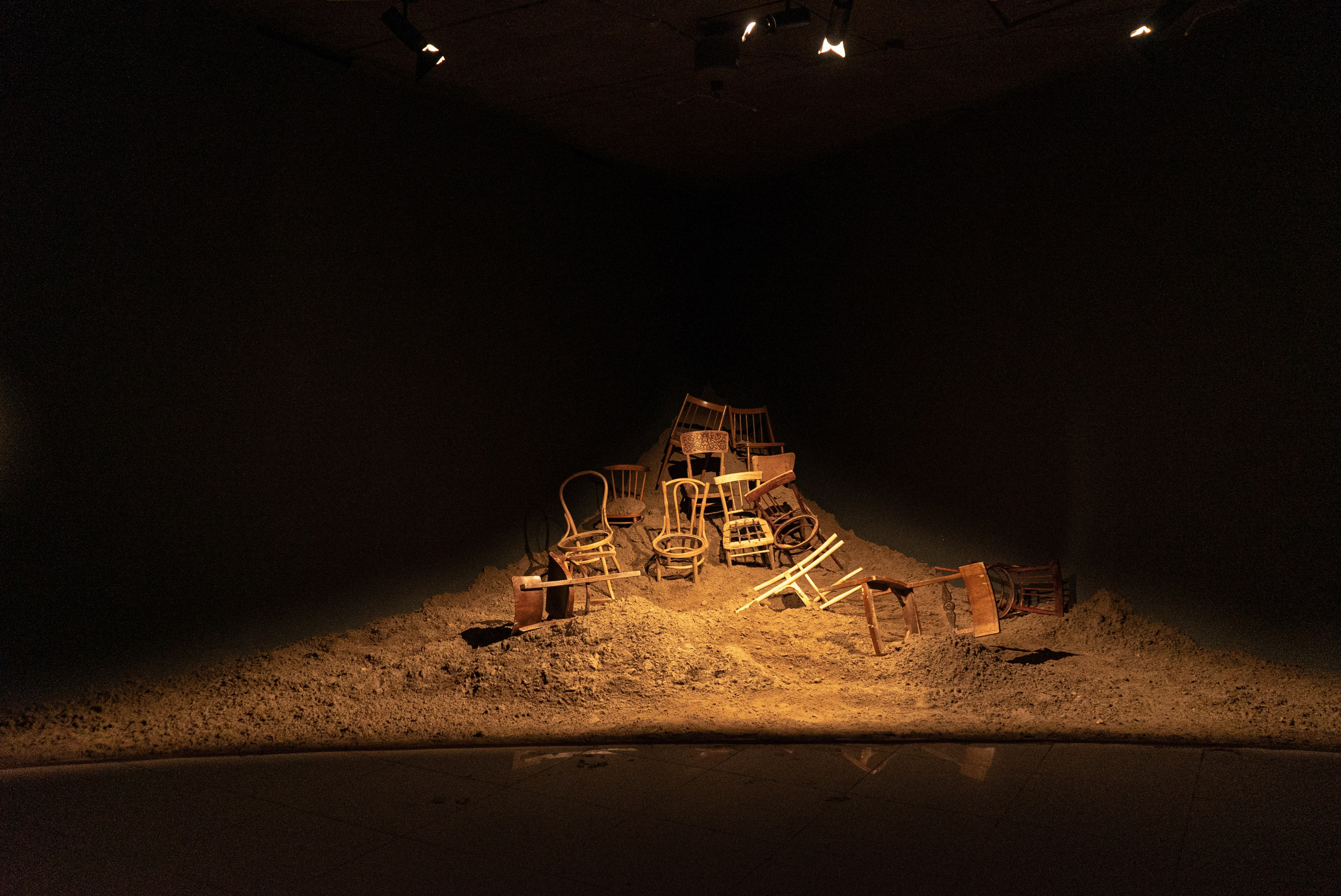 ОДИН СТУЛ, МНОГО СТУЛЬЕВ. Художественная группа «Нежные Бабы»