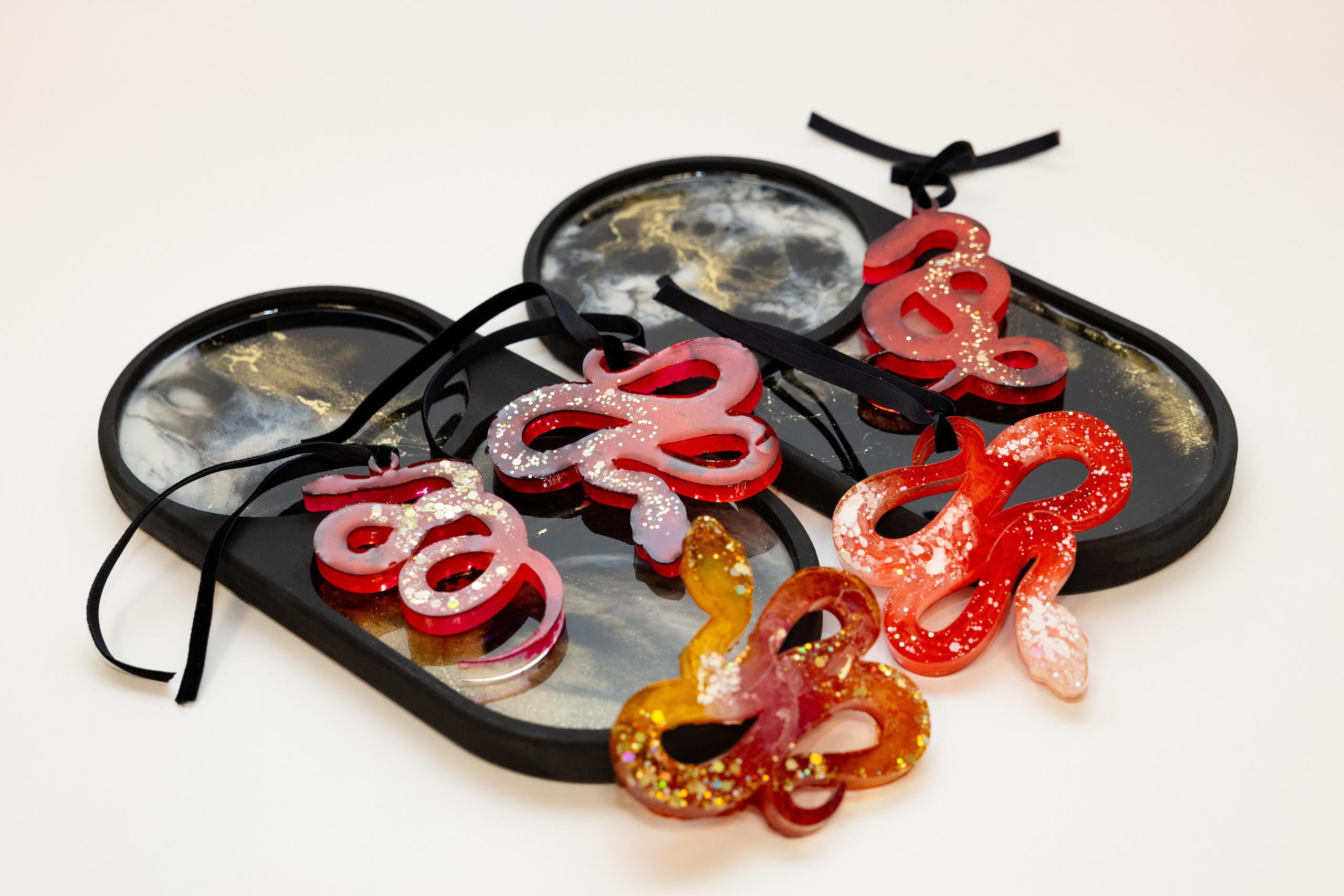 Елочные игрушки из смолы. Художник Якимова Юлия картины в интерьер и предметы декора