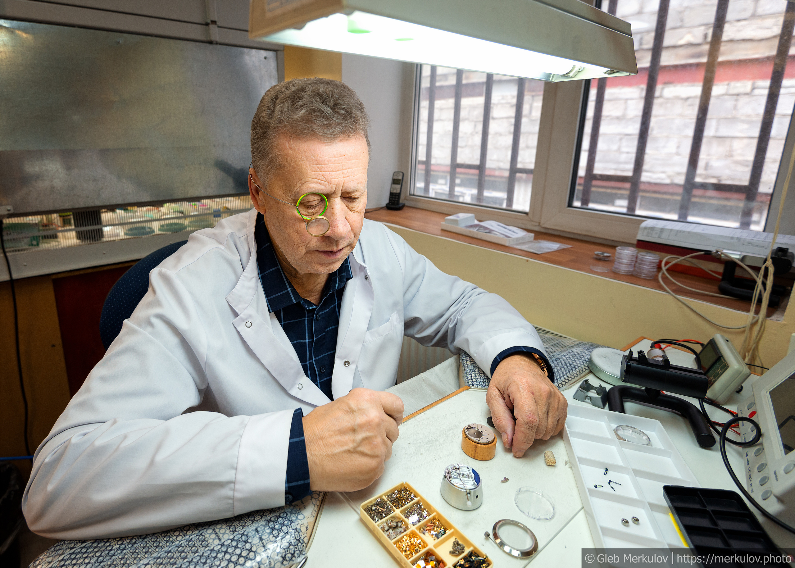 Съемка рабочих завода по производству часов НИКА