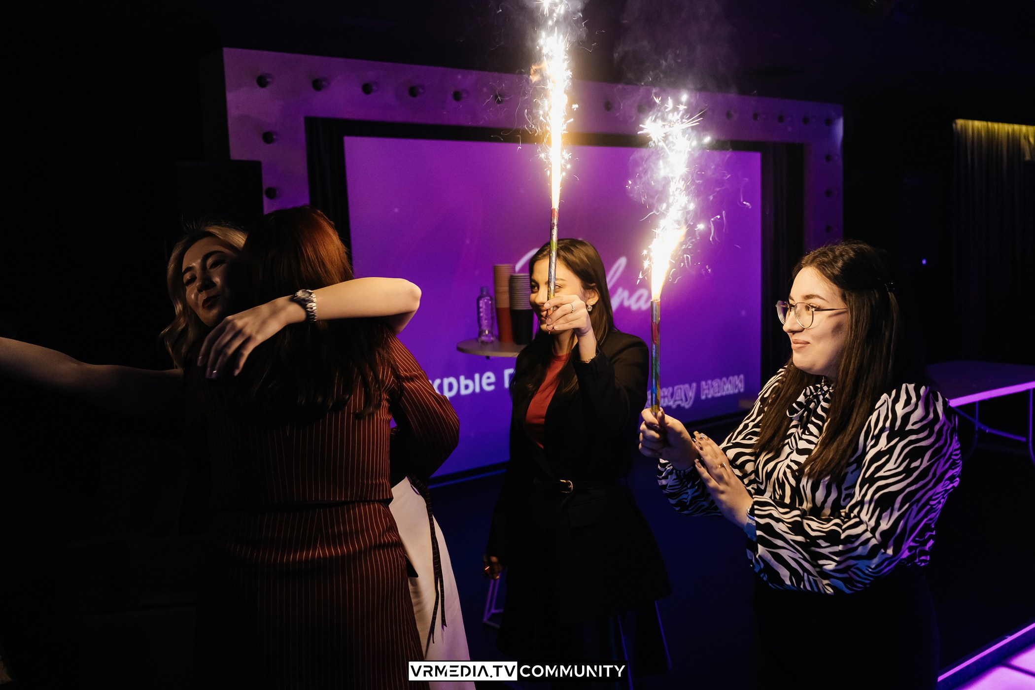 Караоке-бар «Volna»: Мир, труд, май, запевай