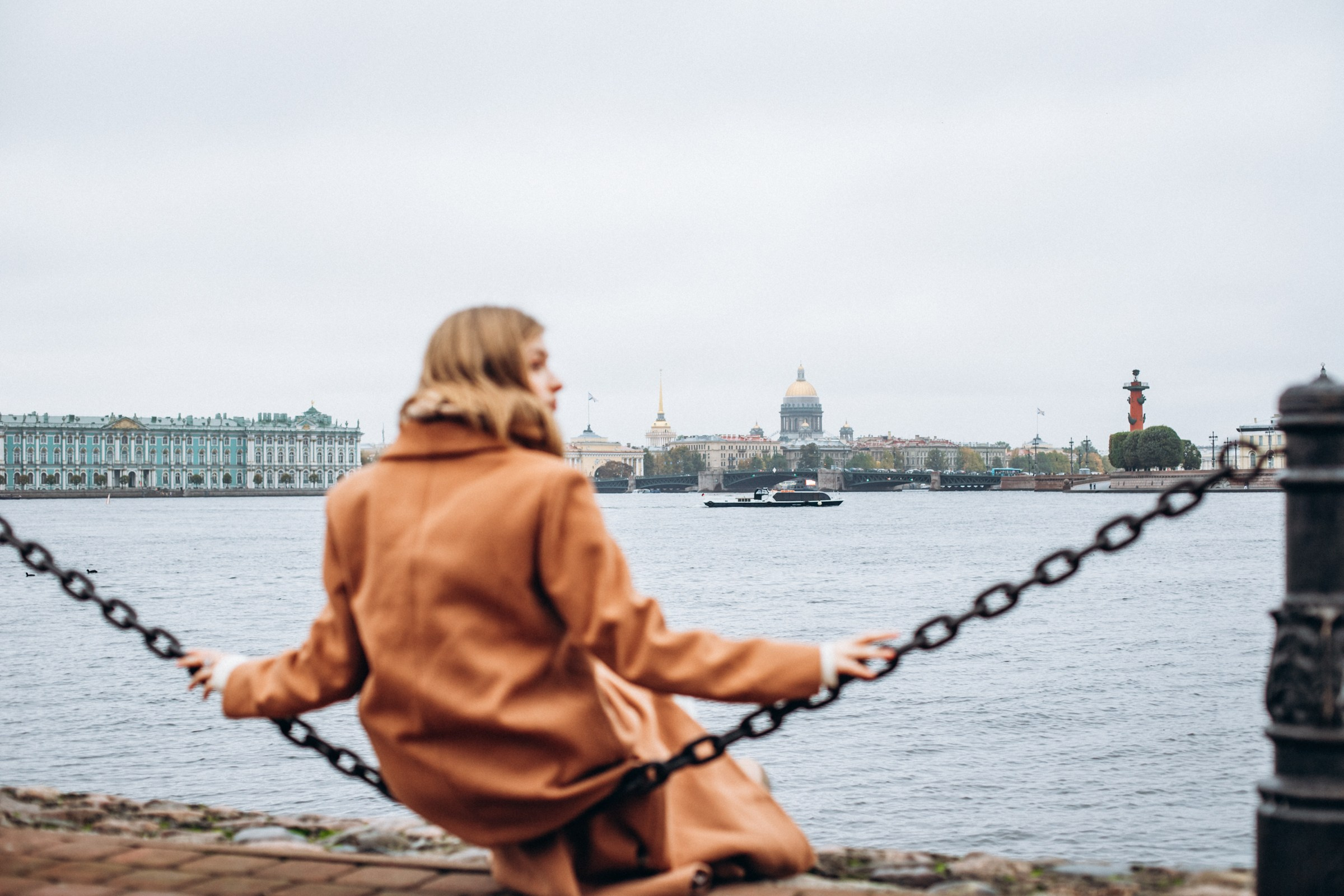 Сестры Саша и Полина в октябре. Фотопрогулка в Петербурге. Индивидуальный и семейный фотограф в Санкт-Петербурге