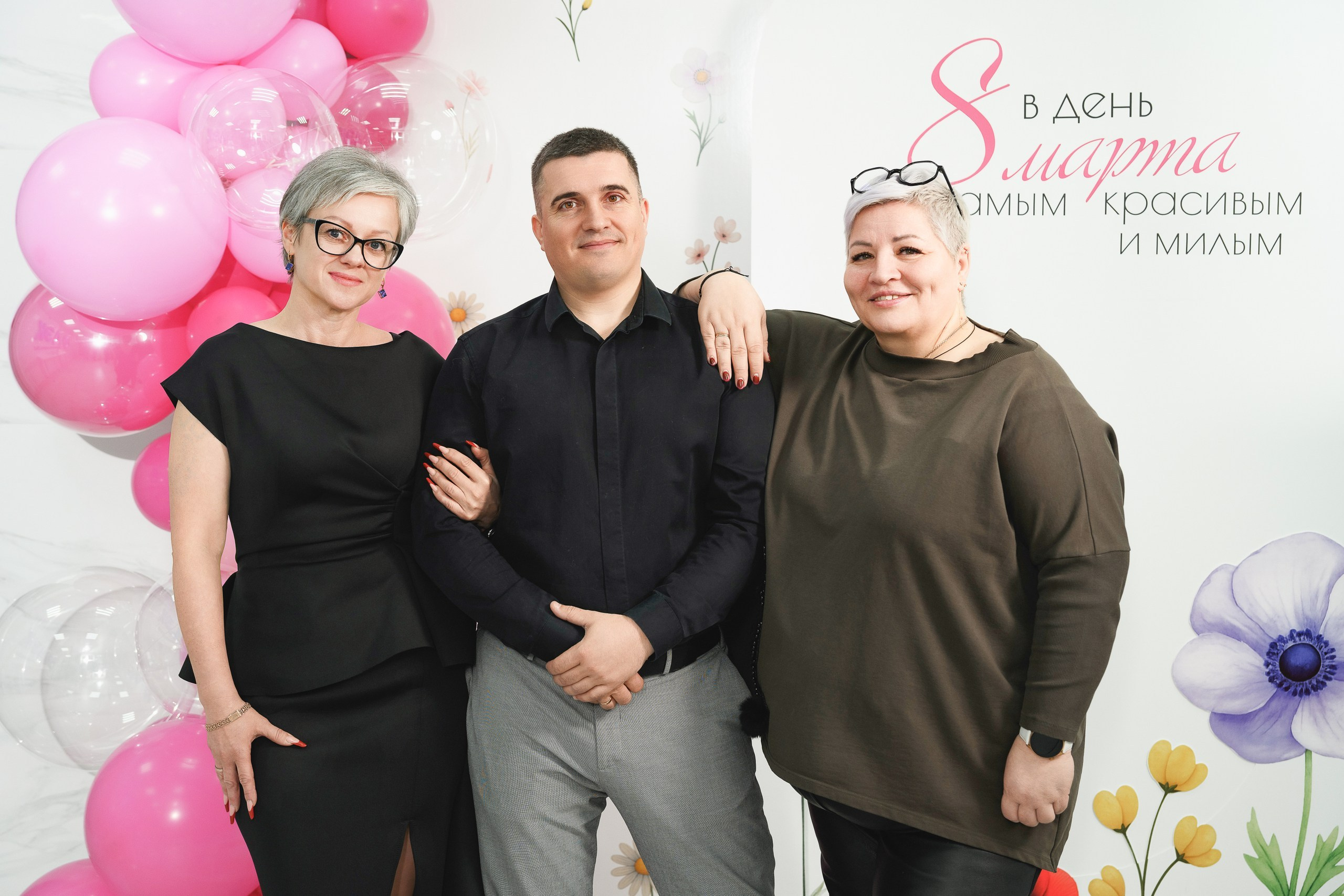 Фотограф на 8 марта для организации, съемка коллектива в студии, корпоративная фотосессия Петропавловск-Камчатский