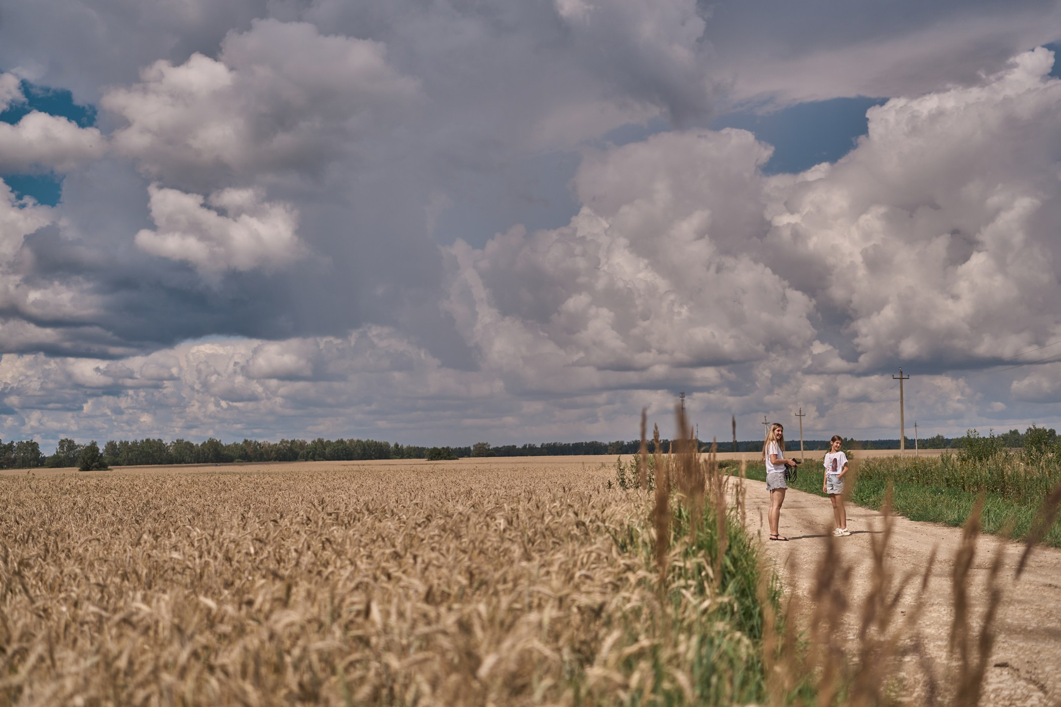 Пшеничное поле, битва Nerf и домик художницы. Фотограф Женя Пашкина