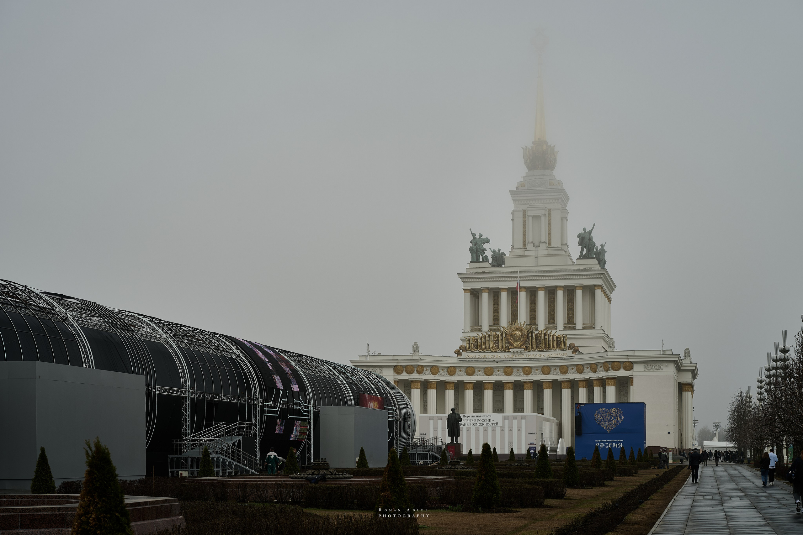 Туманное утро на ВДНХ. Фотограф Роман Адлер