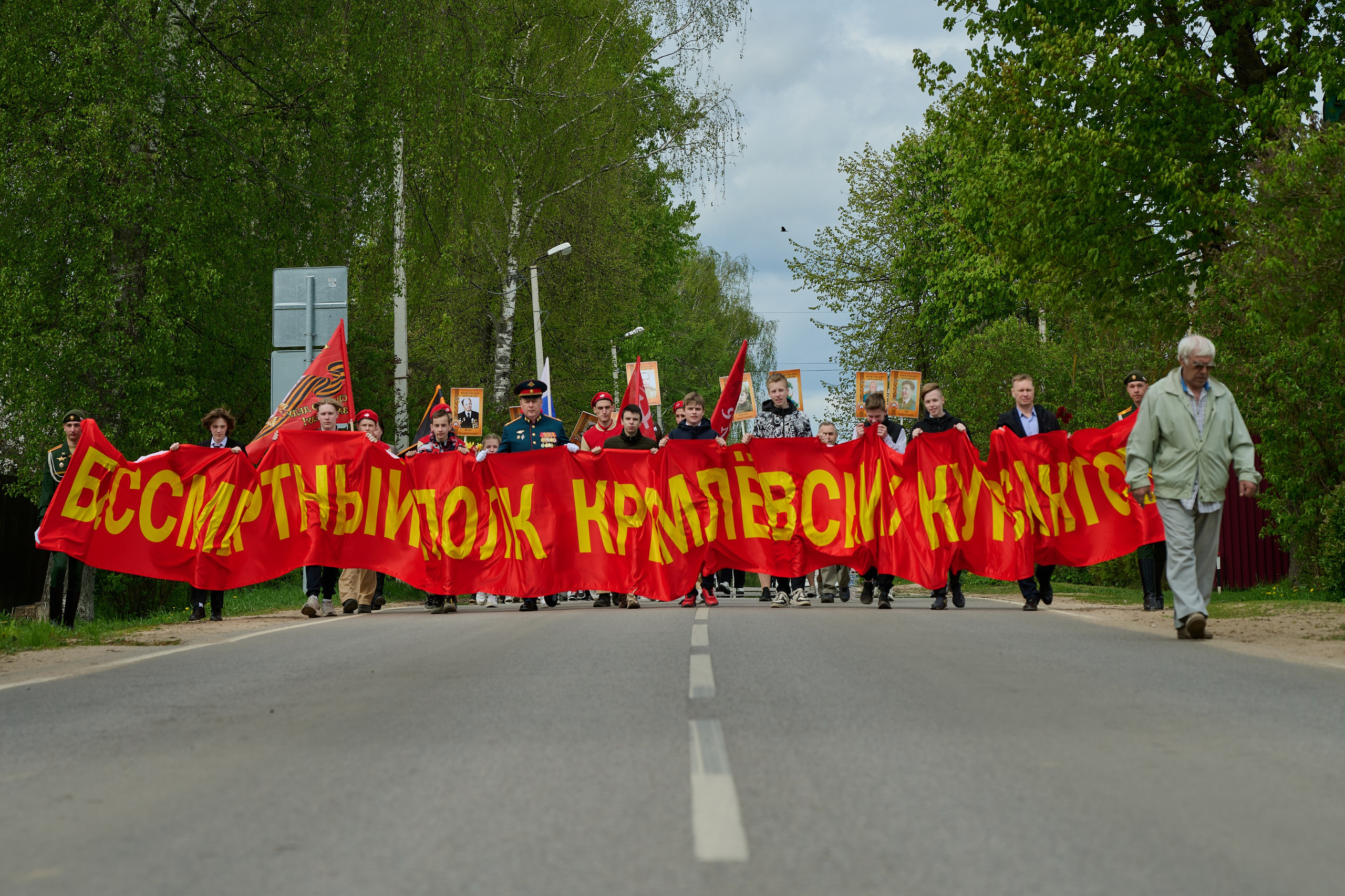 Памяти подвигу Кремлевских курсантов. Ярополец. Фотограф Роман Адлер