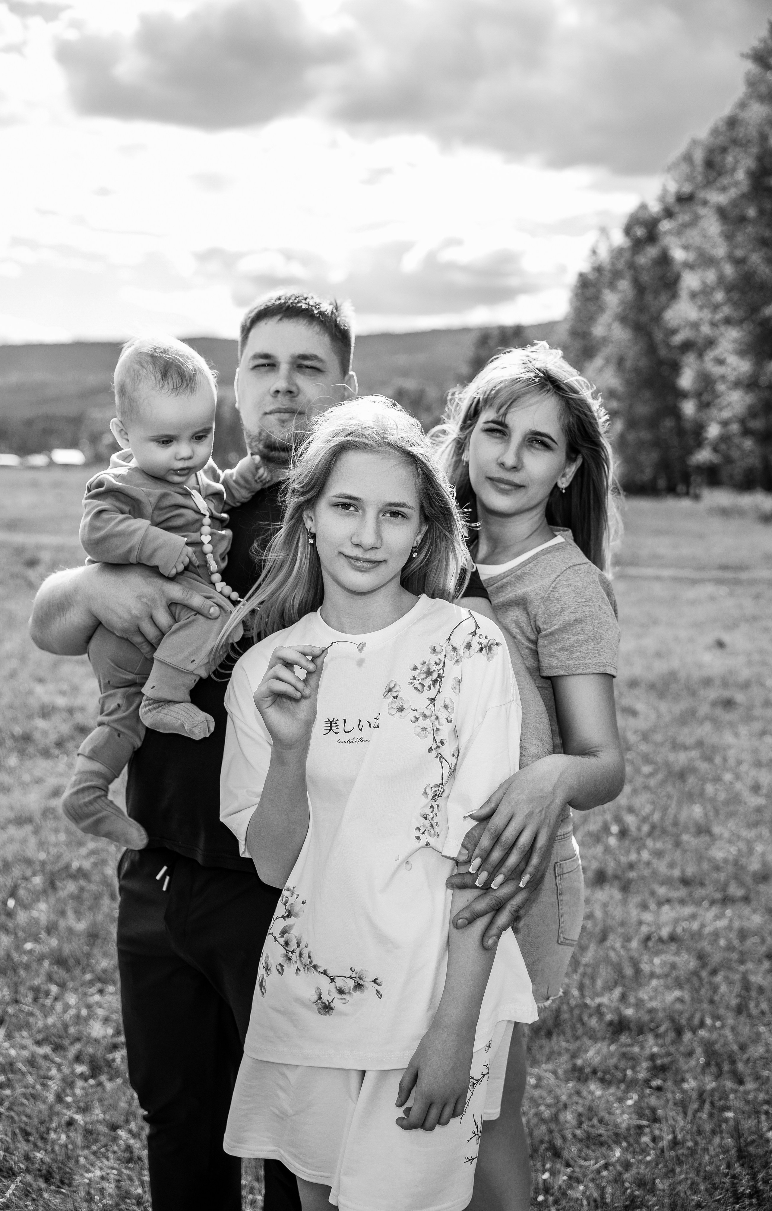 Семейный портрет родителей и детей на природе в Иркутской области.