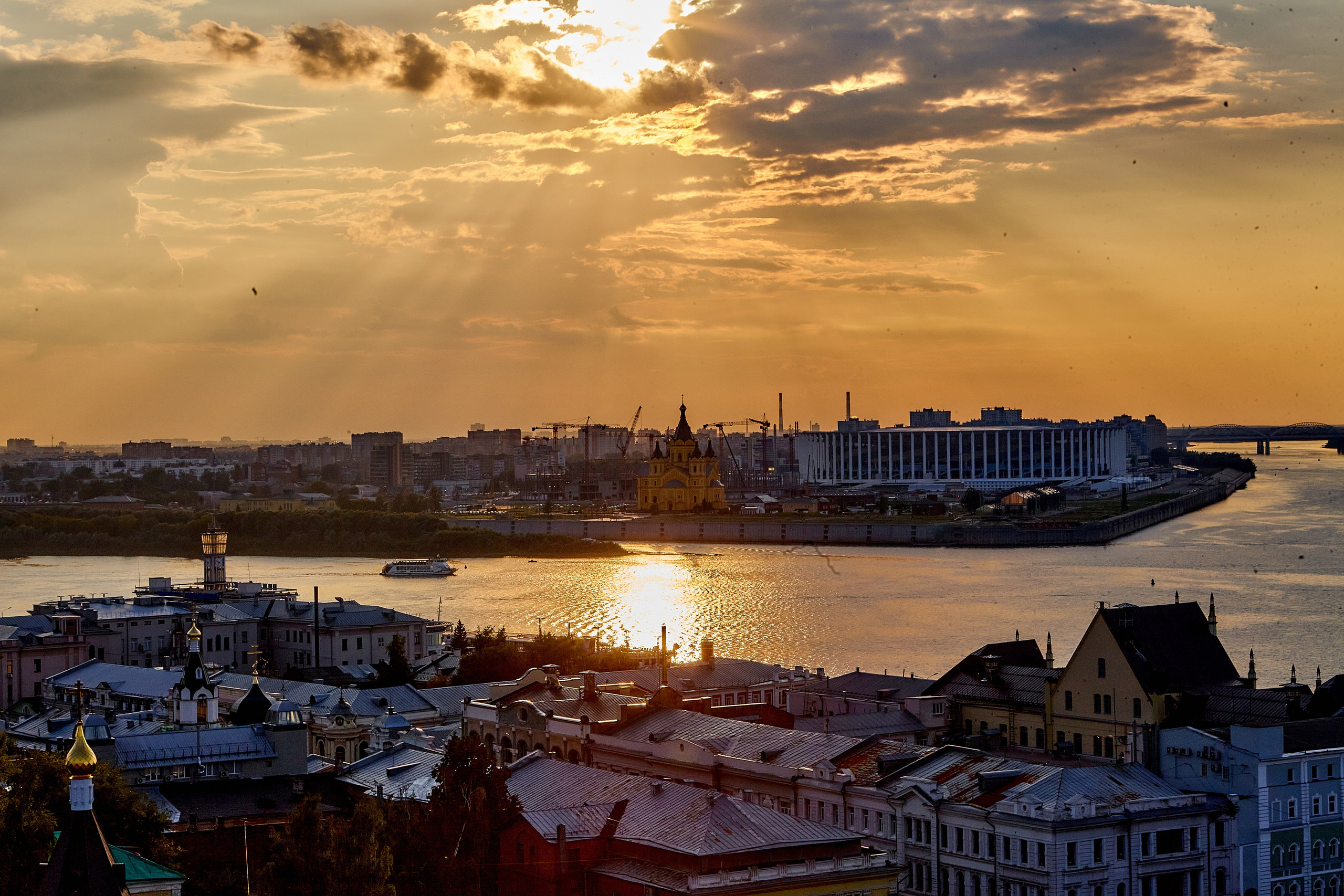 Православные святыни Нижнего Новгорода, освещённые мягким светом заката, фото Николая Голованова, г. Дзержинск.