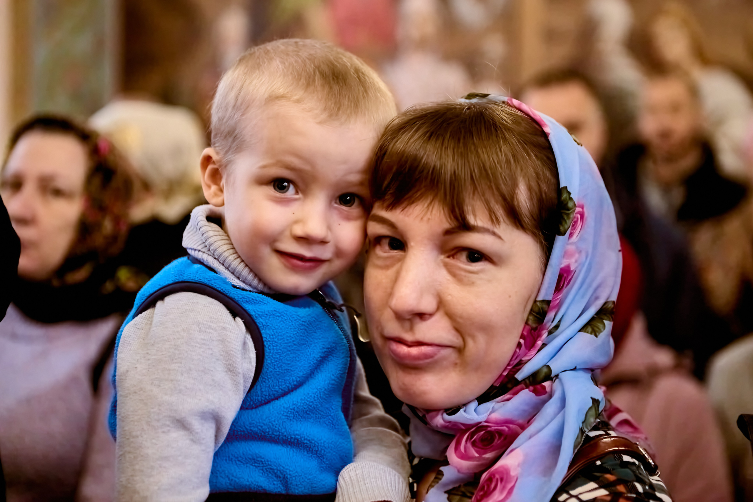 Малыш на руах у мамы к причастию святых Христовы таинств