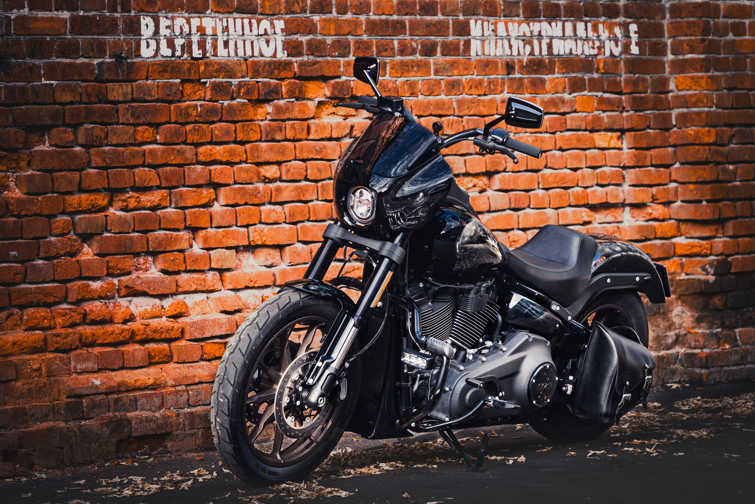 Фотография кастомного Harley-Davidson с рисунком «Чужой» на чёрном фоне металла