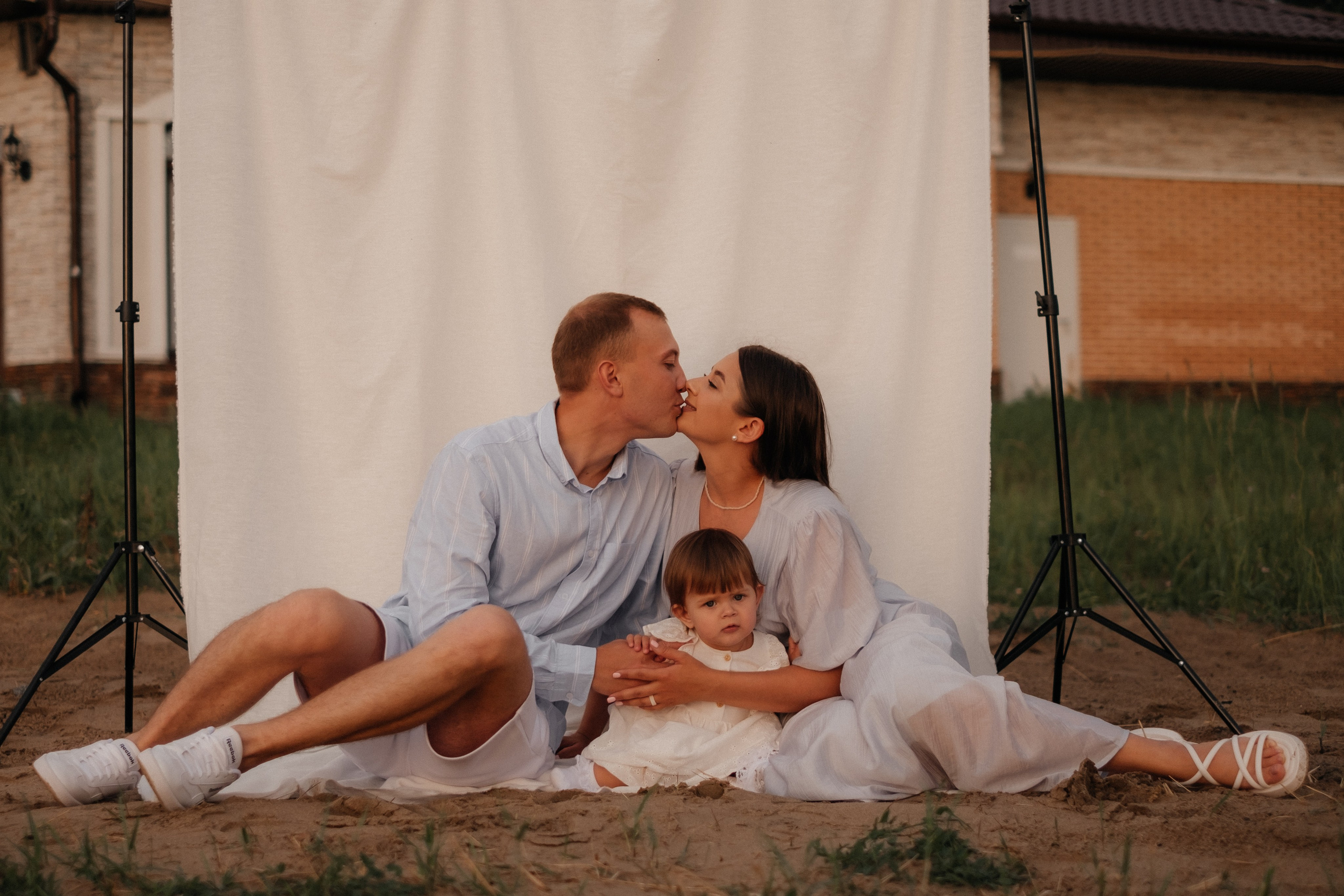 Алина, Ярослав и Тая на берегу. Фотограф в Новосибирске Диана Ильиных