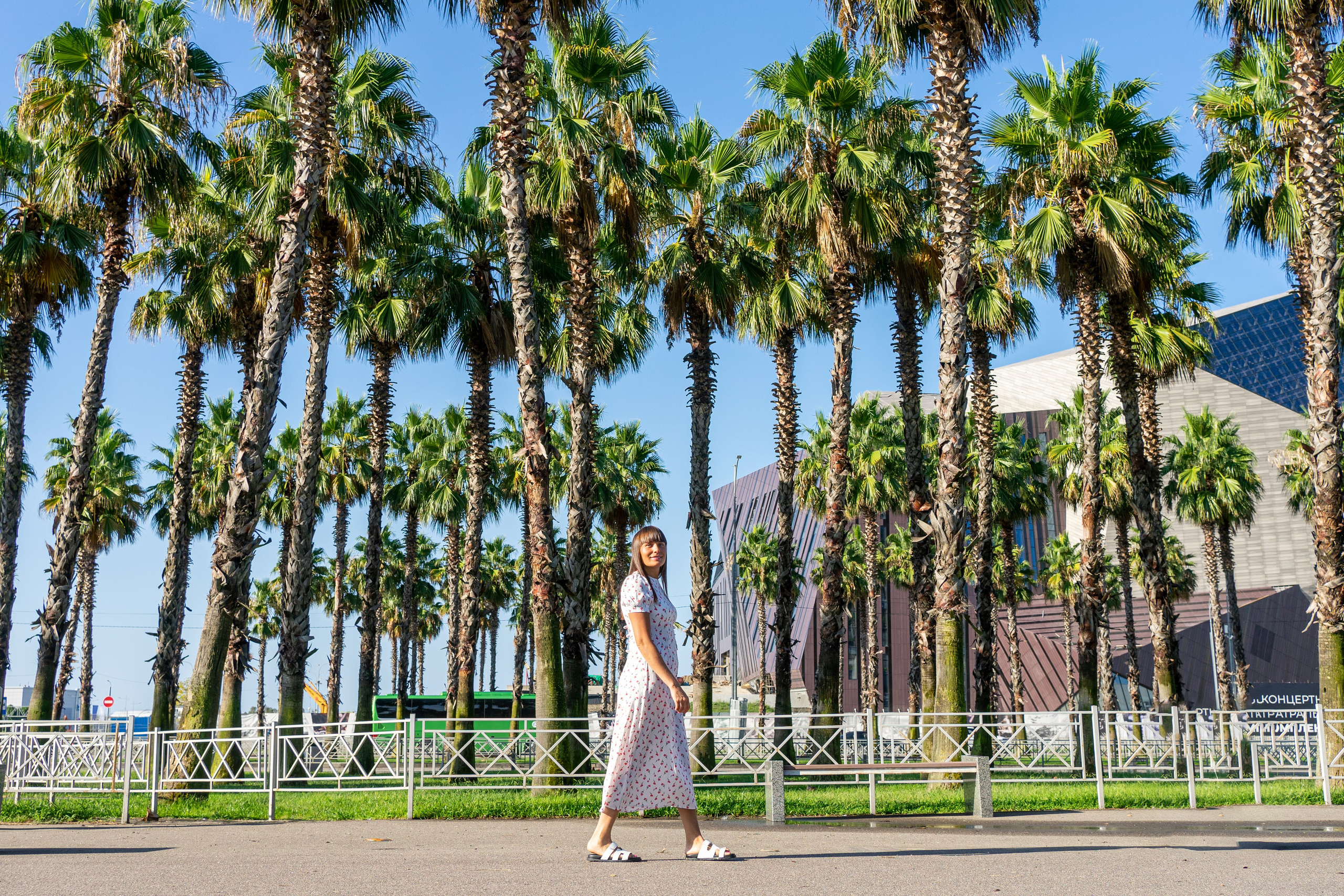 Фотосессия Юлии на море и на пальмовой аллее в Сириусе. Фотограф в Сочи Тиунова Маргарита и Тиунов Евгений
