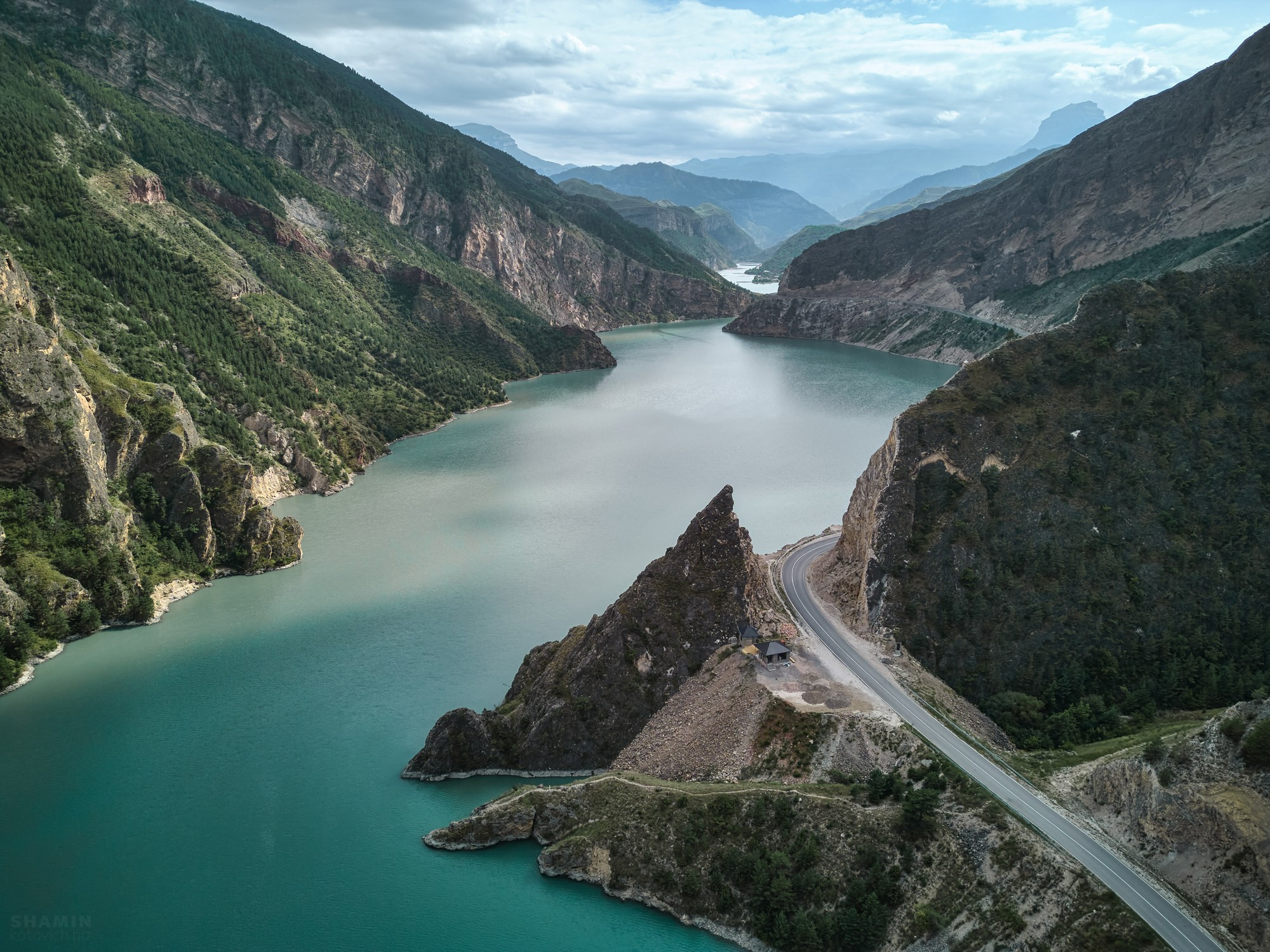 Фотографии горного Дагестана: величественные каньоны, изумрудные реки, древние башни и террасные склоны. Природа и архитектура республики в мягком свете рассветов и закатов, снятые с дрона и земли, передающие дух и масштаб Кавказа. Фотограф Константин Шамин