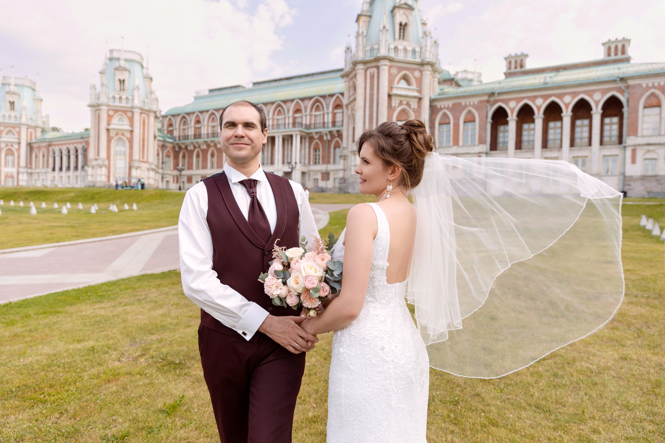 Жених и невеста танцует на фоне усадьбы царицыно