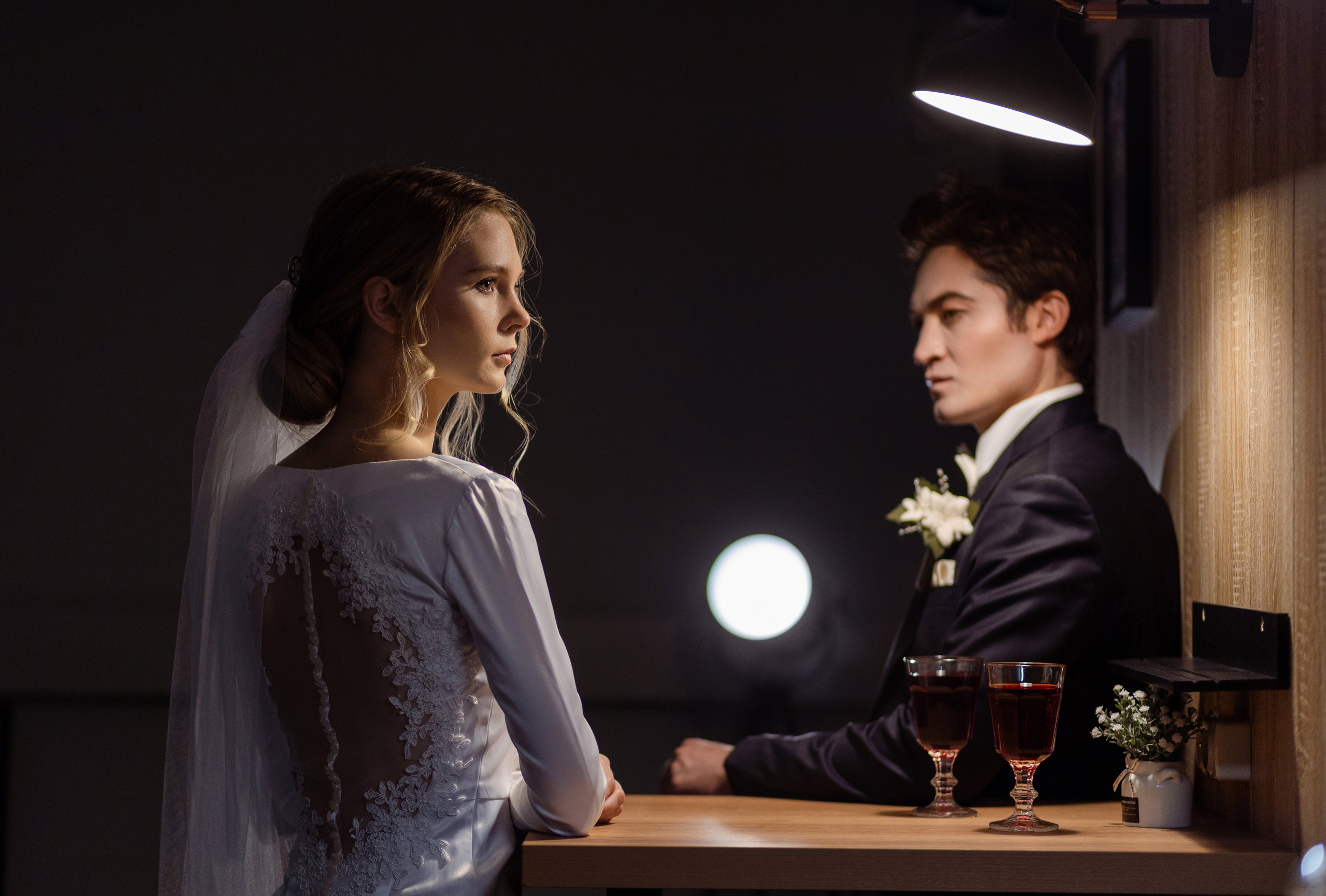 Жених и невеста не замечают, как между ними на стене появился солнечный зайчик.