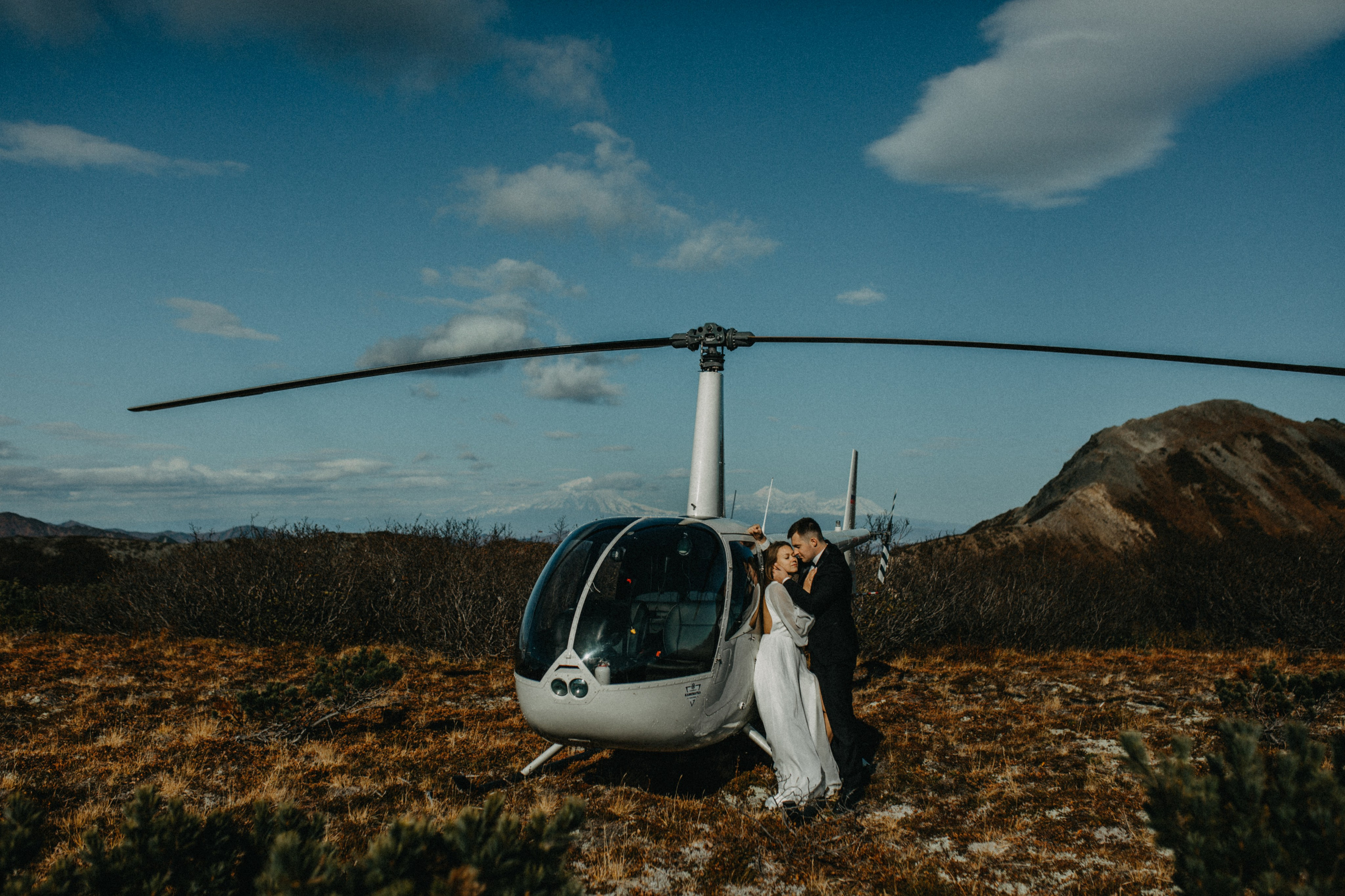 Вертолетный полет Бухта Жировая. Свадебное фото и видео на Камчатке. Туристические маршруты
