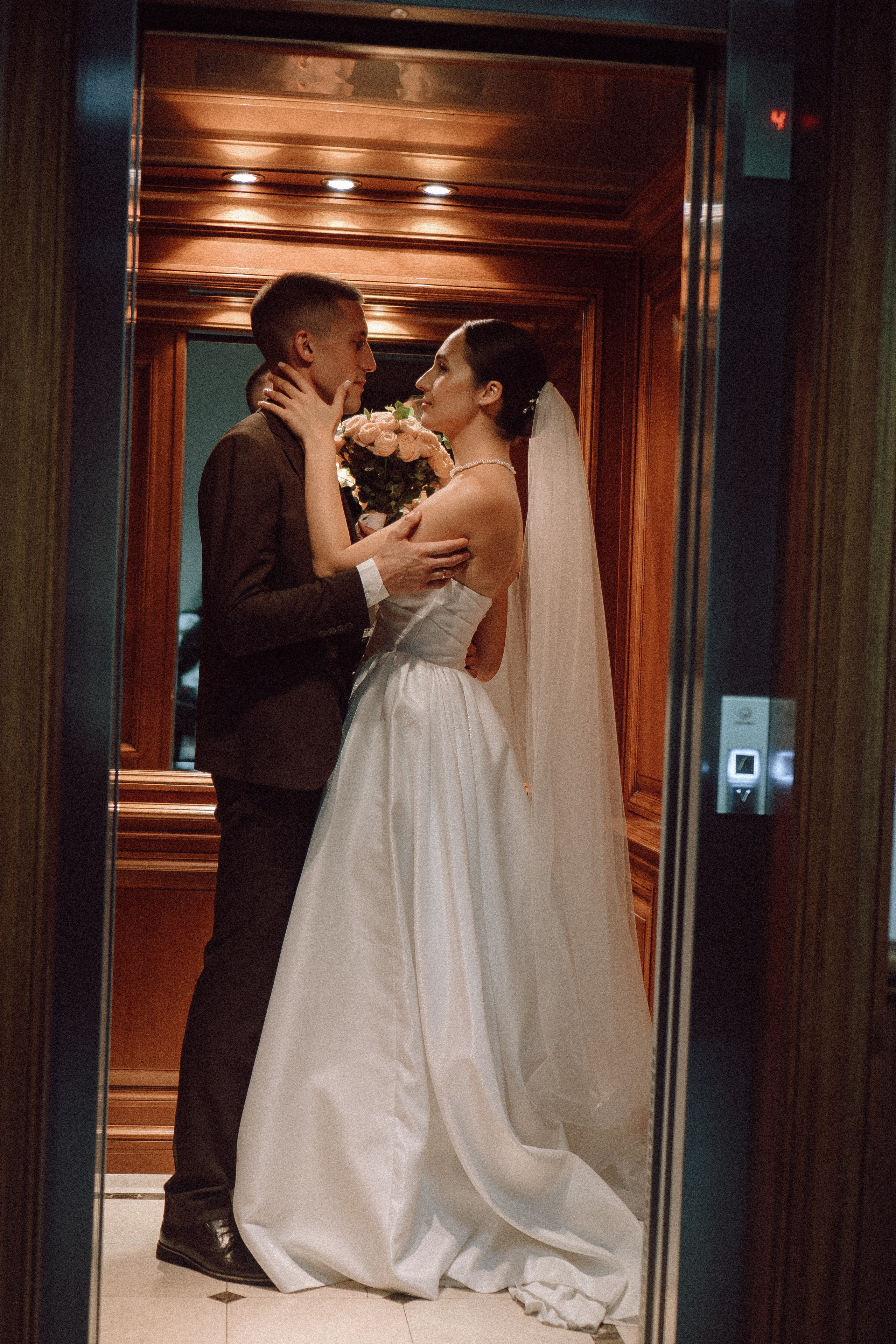 СВАДЕБНАЯ ПРОГУЛКА В САНТК-ПЕТЕРБУРГЕ (ИСАКИЕВСКИЙ СОБОР, ЗИМНЯЯ КАНАВКА, ЭРМИТАЖ И БОЛЬШАЯ МОРСКАЯ УЛИЦА). Профессиональный фотограф, Санкт-Петербург — Виктория Богомолова