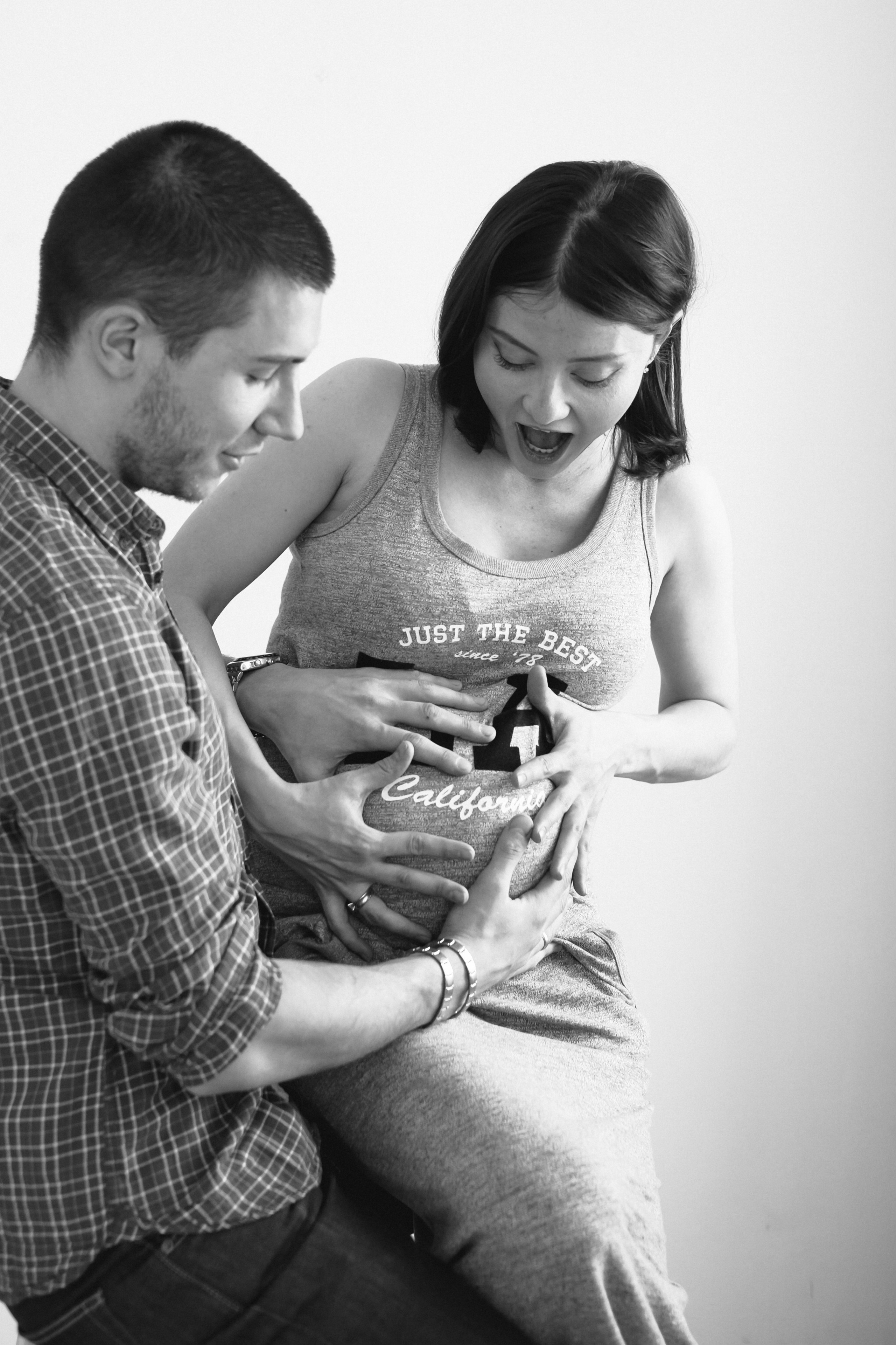 Съемка для двух беременных подруг в светлой студии. Фотографы в Москве Светлана Устинова и Сергей Грачев