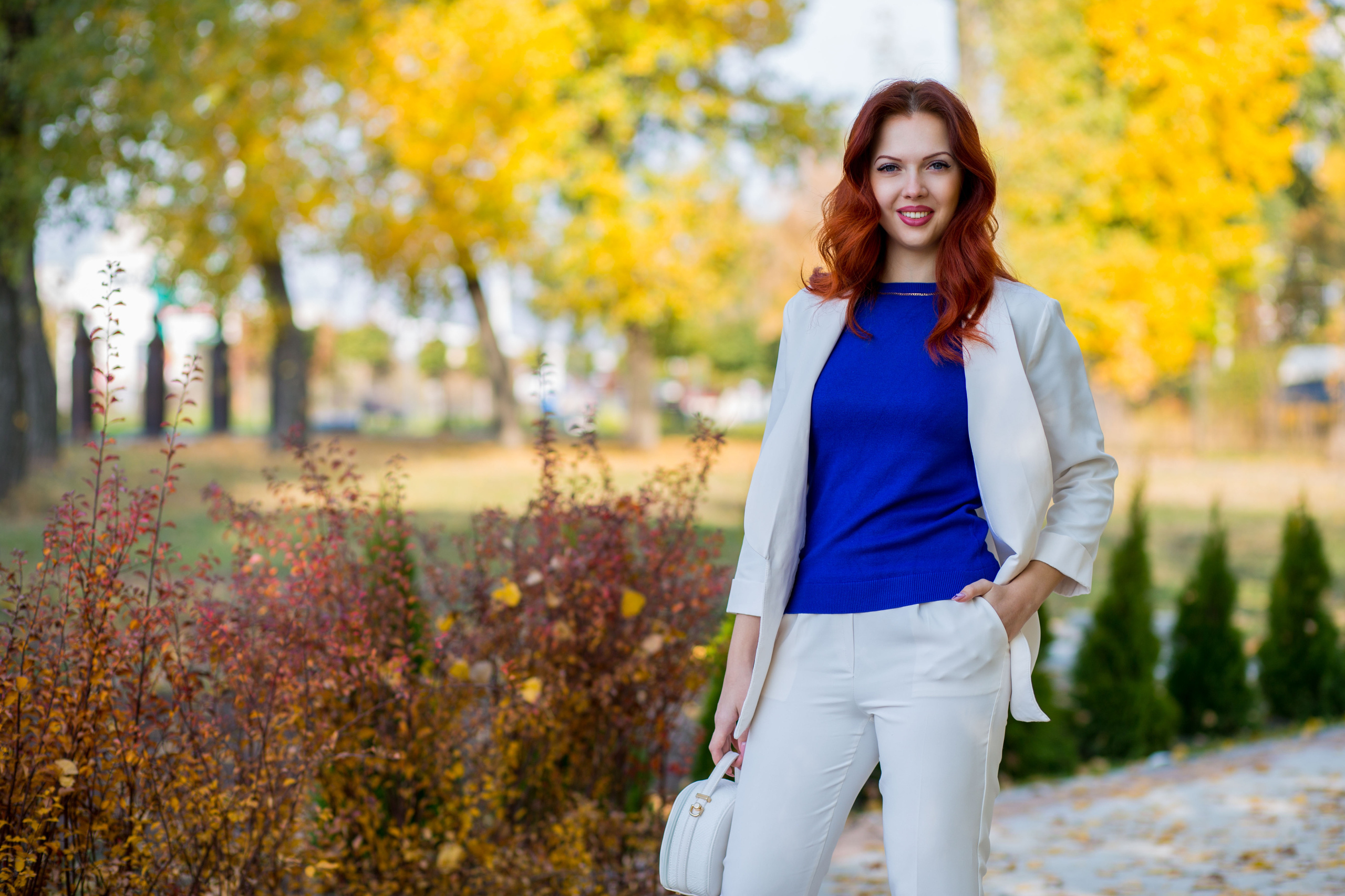 девушка в  белом  костюме  золотая осень