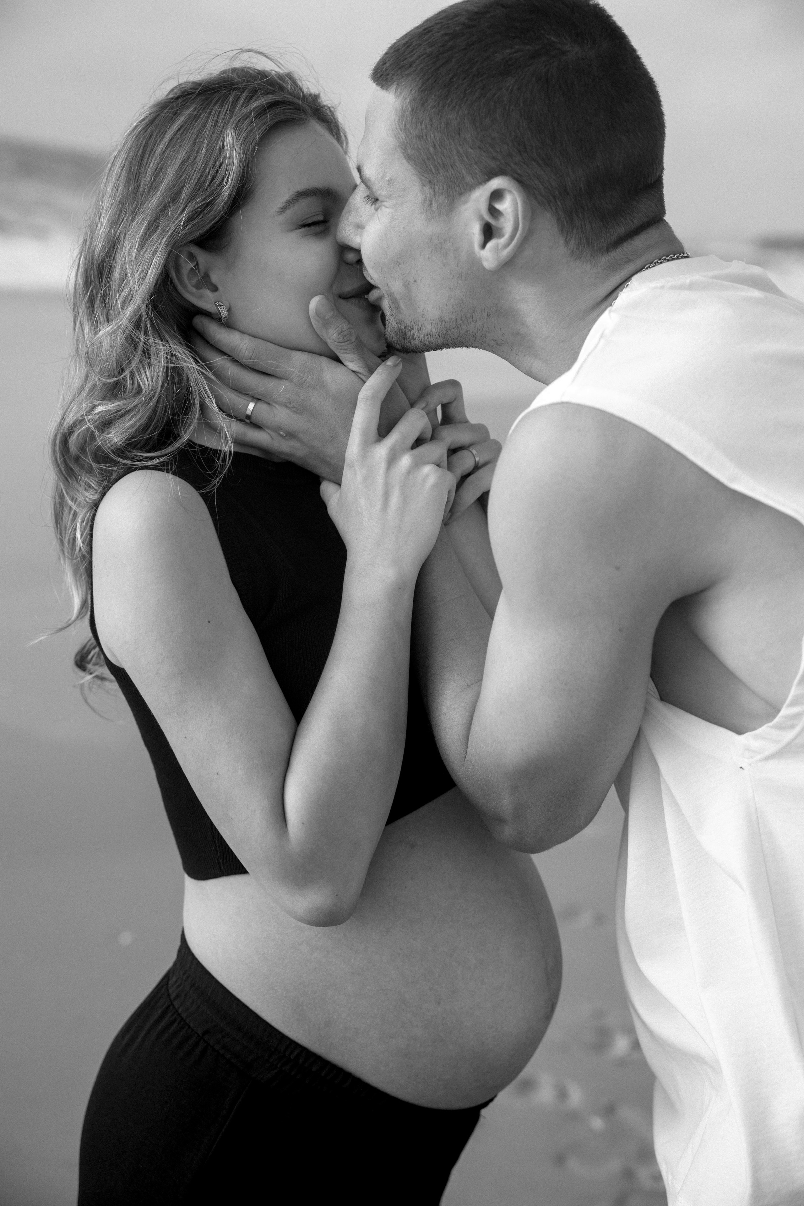 Pregnancy photoshoot near the sea (cloudy weather). Главная