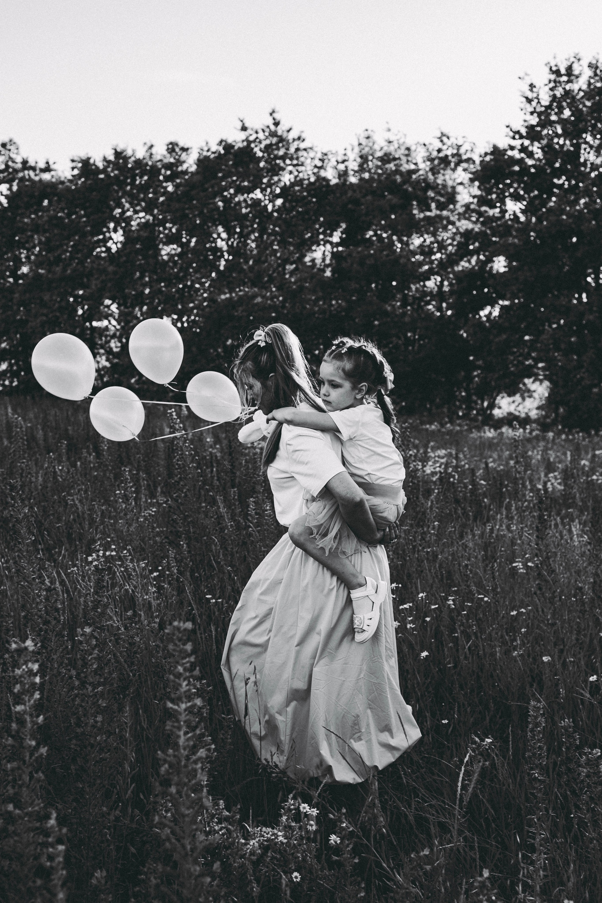 Внучка и бабуля прогулка на природе. Коммерческий фотограф