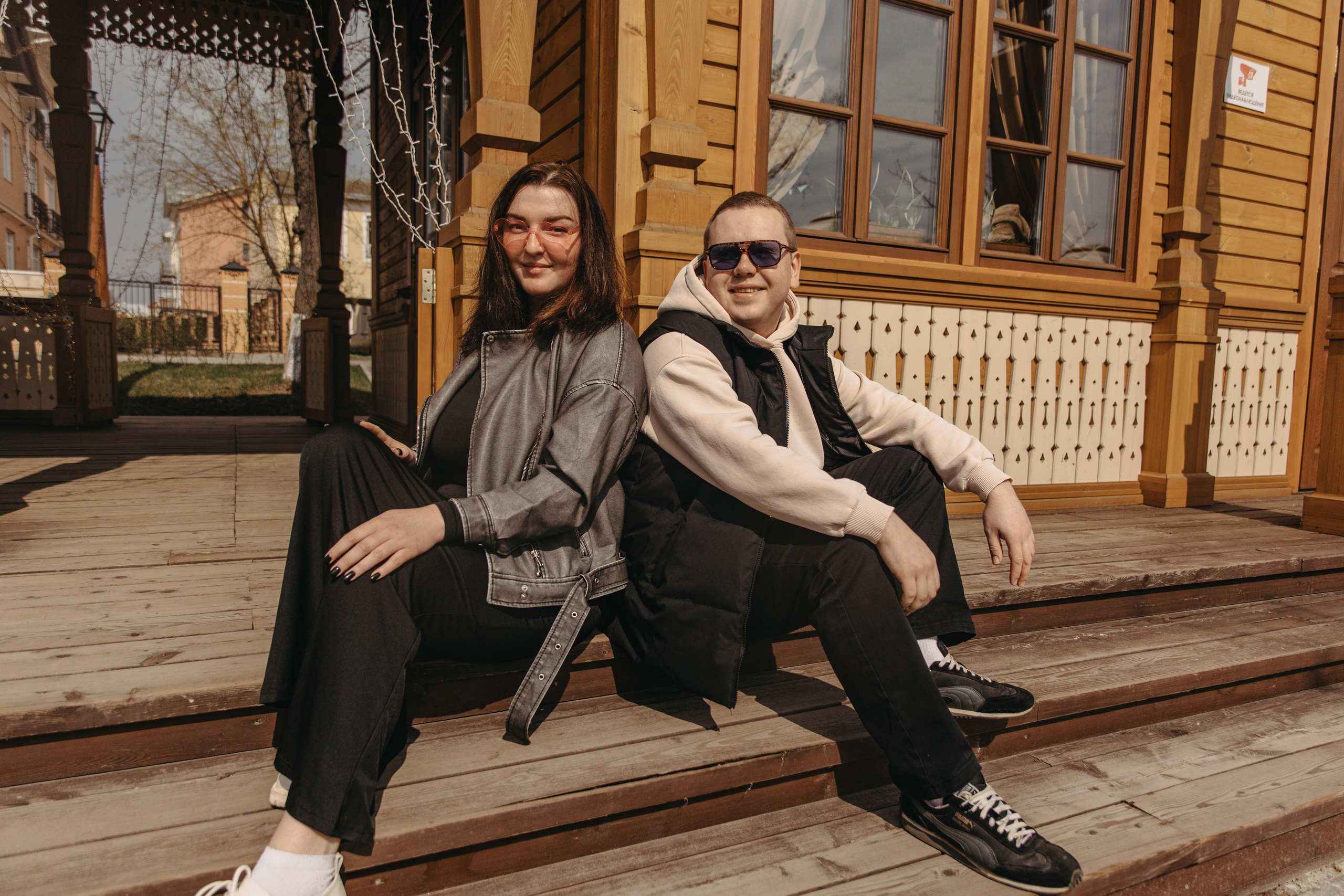 Свадебная лав-стори на Бульварной улице в Рыбинске – прогулка влюблённой пары