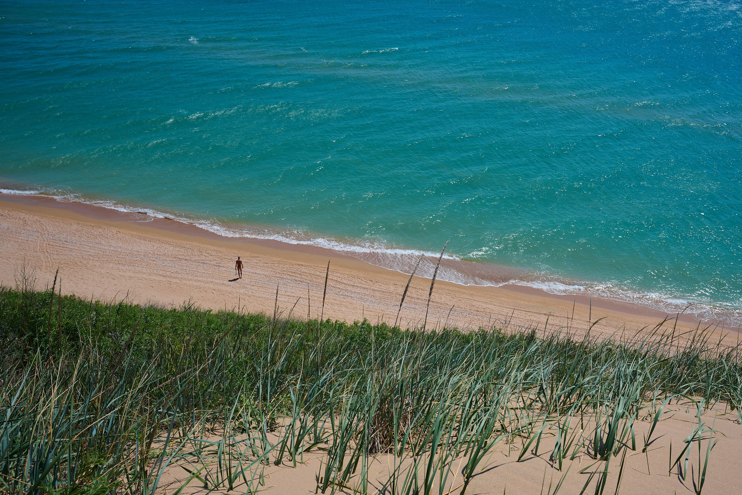 Благовещенская, морское побережье и песчаный пляж, человек на пляже