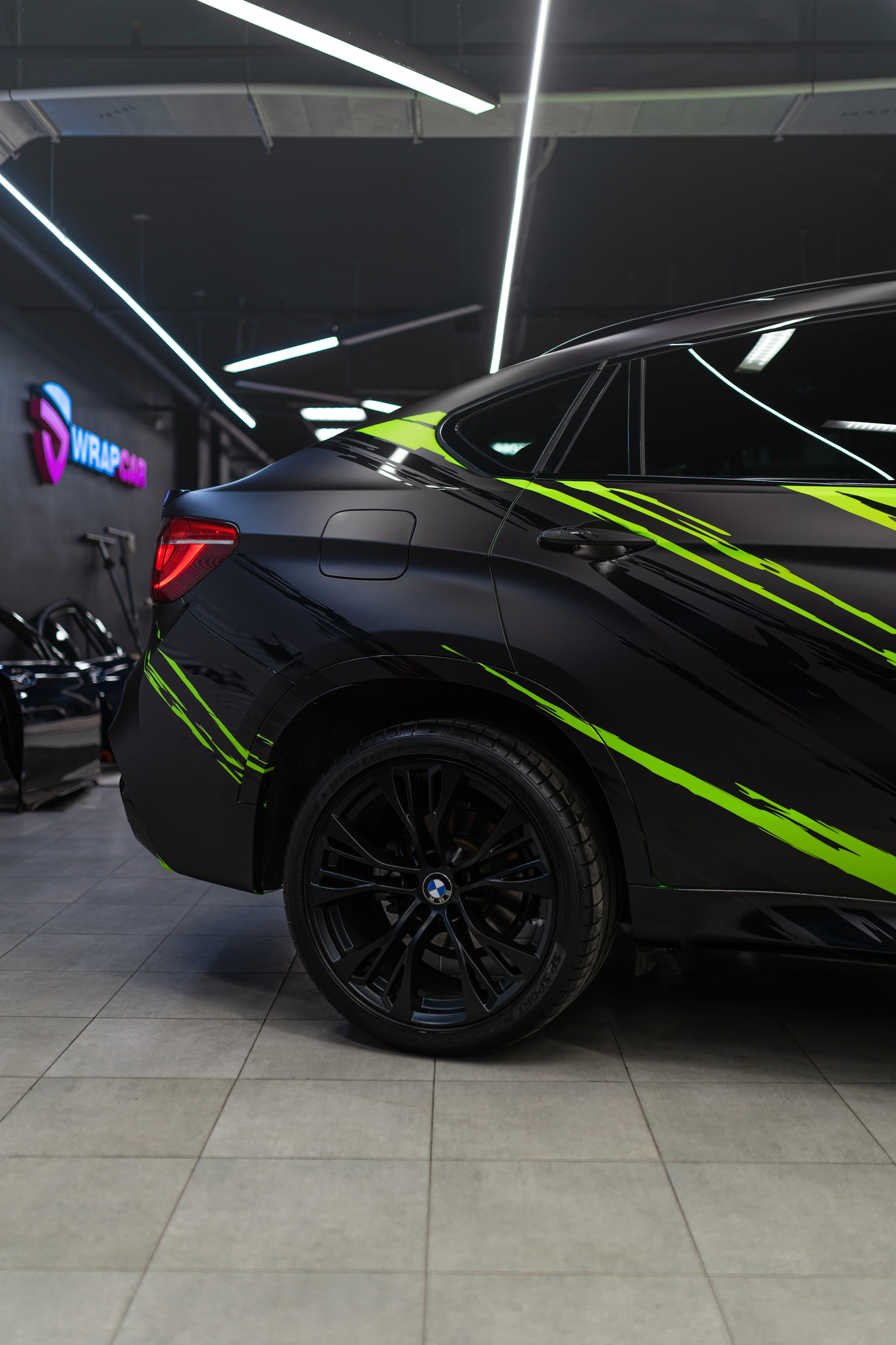 Винилография на BMW X6. Студия дизайна и оклейки авто Barmaley Design