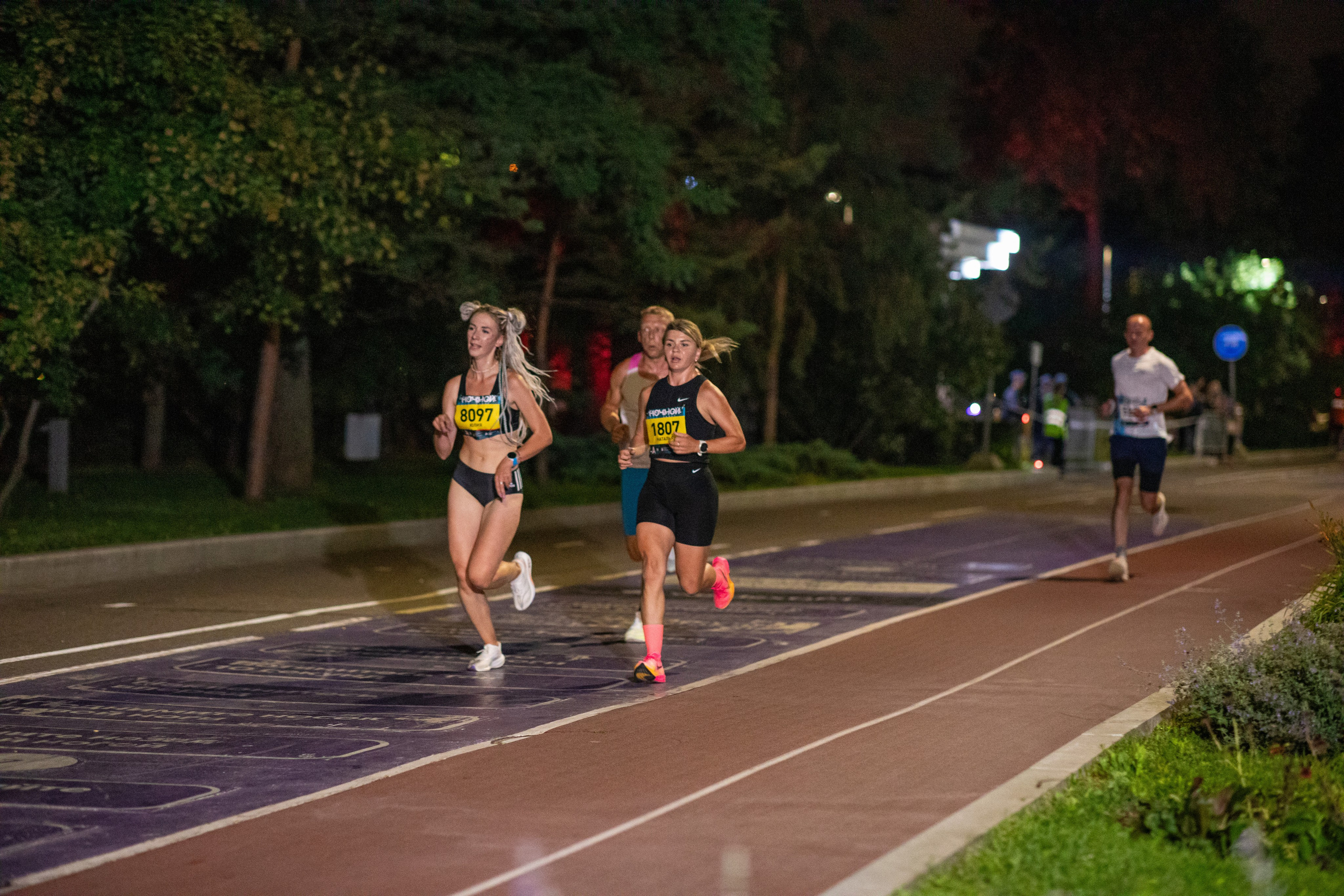 Ночной забег в ленте фотографий бегунов 03.08.24. Фотограф Сергей Ловкий
