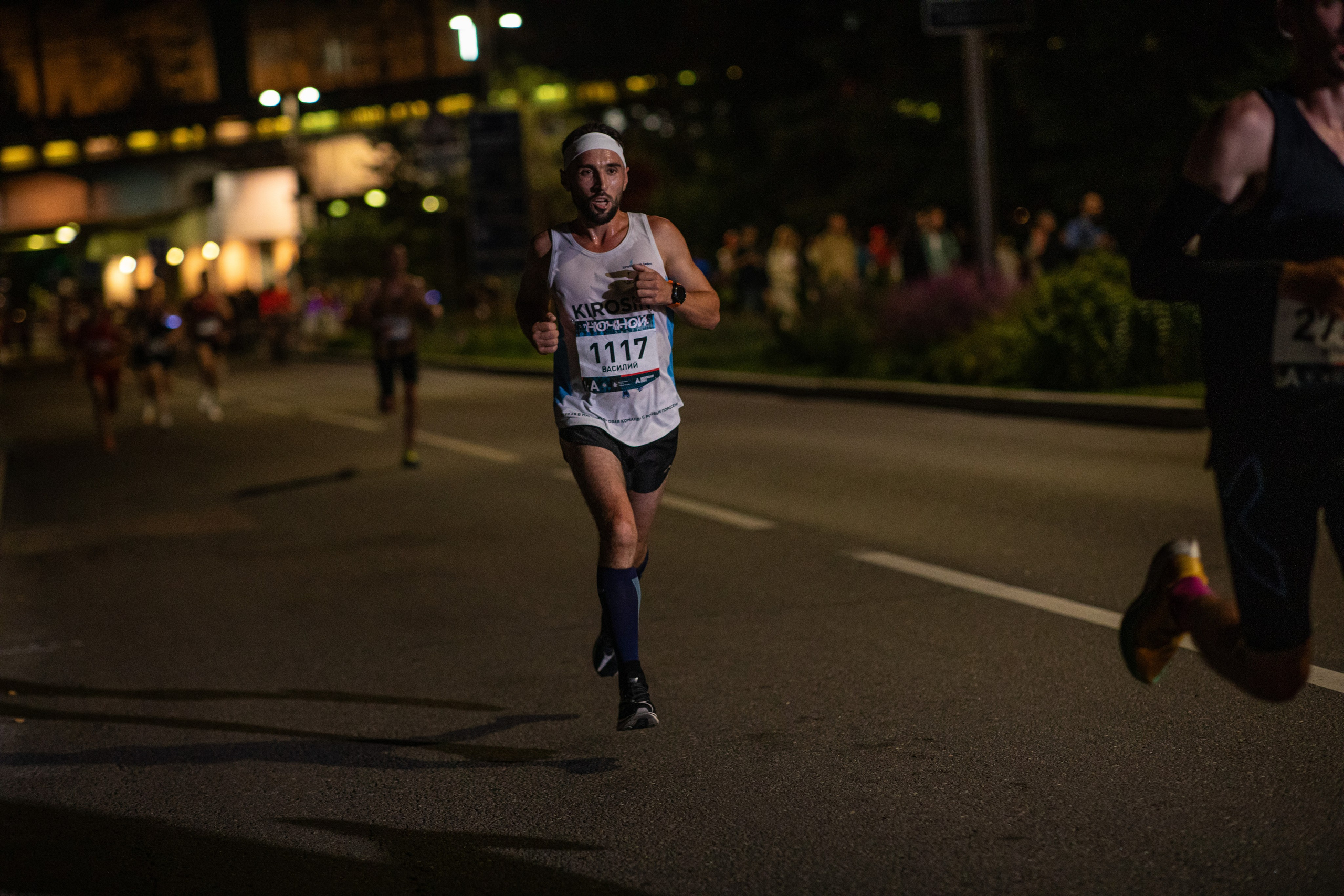 Ночной забег в ленте фотографий бегунов 03.08.24. Фотограф Сергей Ловкий