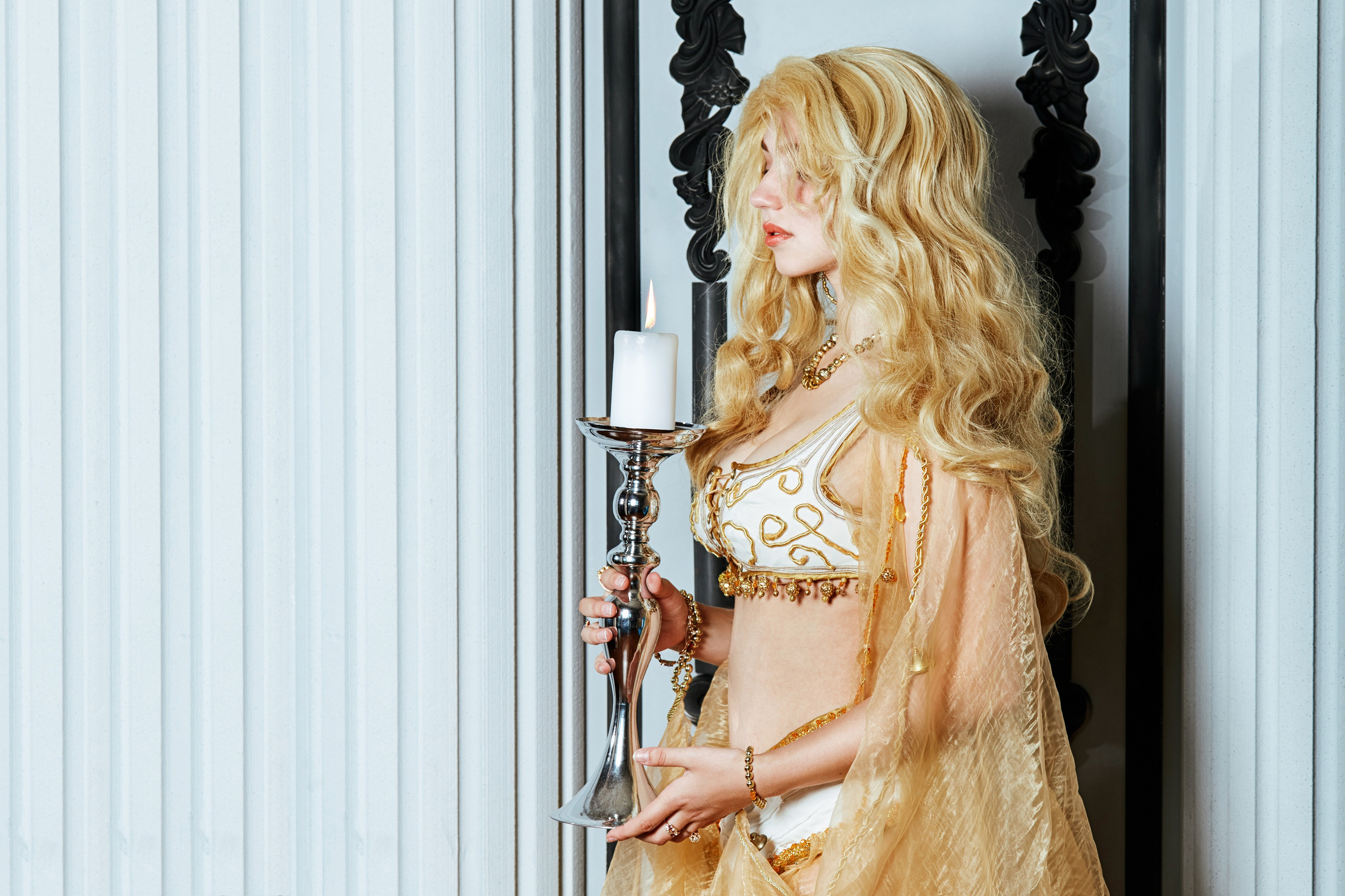 Косплей фотосессия в фотостудии во Владивостоке для девушки в образе жены Дракулы