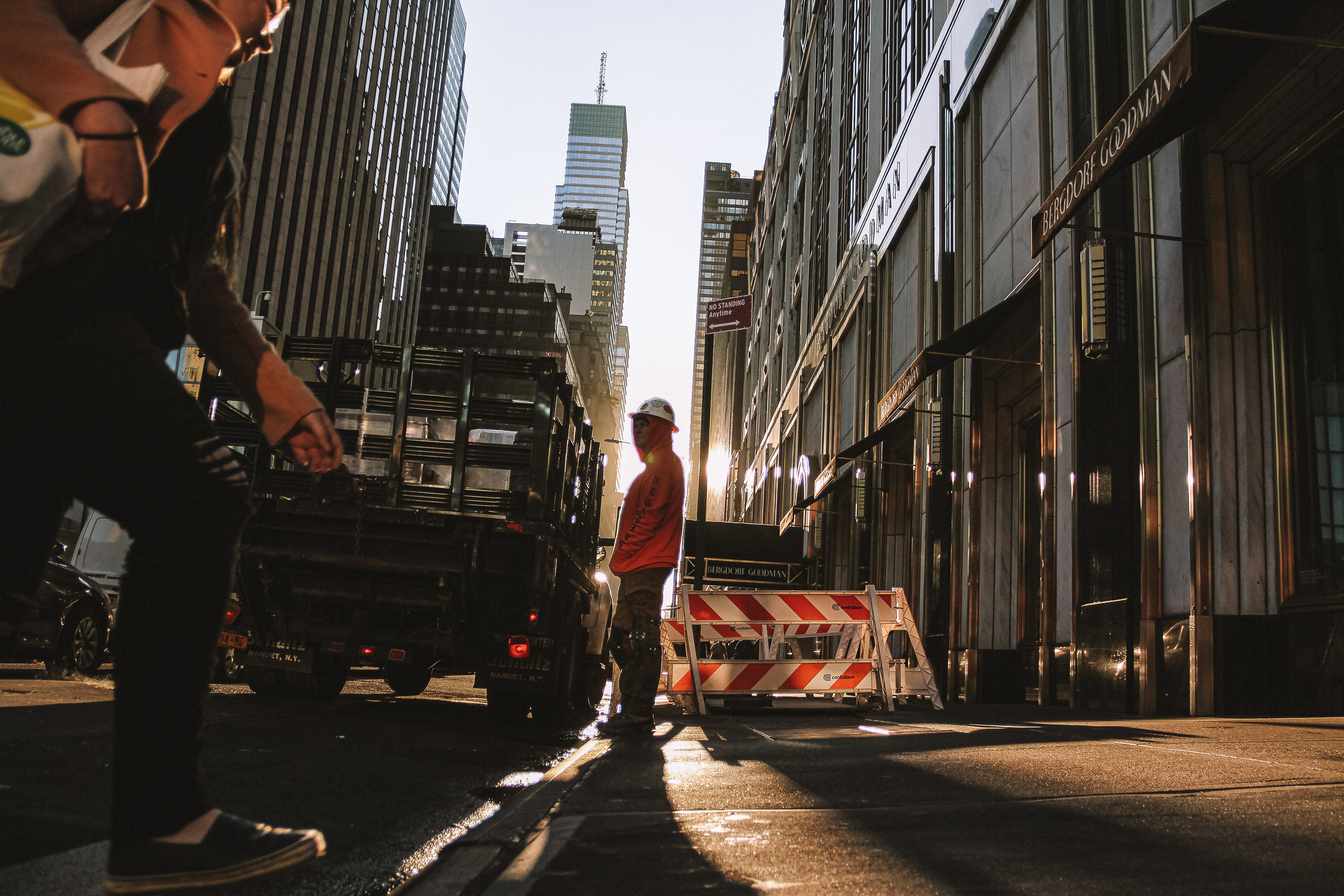 "ДОРОЖНЫЙ РАБОЧИЙ" из серии «Вертикали» Утренняя атмосфера "Большого яблока": кто-то спешит, кто-то выполняет свою работу, пробки, ремонт дороги и закатное солнце.New York, 2018