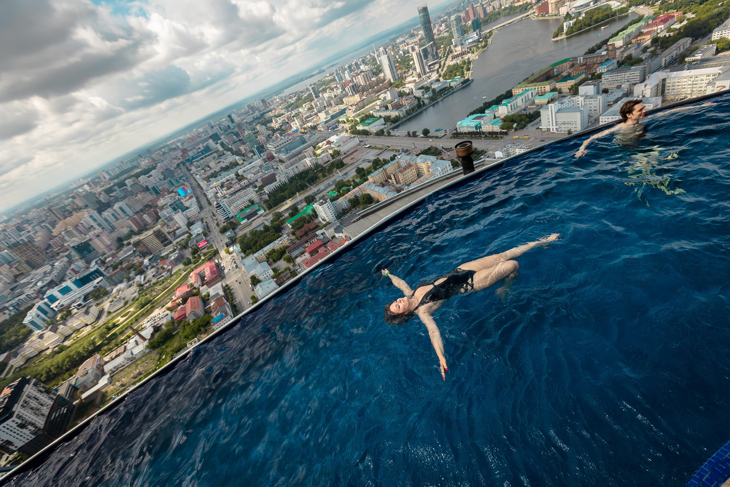 "ЗАПЛЫВ НАД ГОРОДОМ"  из серии «Новая реальность 2022» Открытие бассейна на крыше "Высоцкого". Первые посетители Екатеринбург, 2022