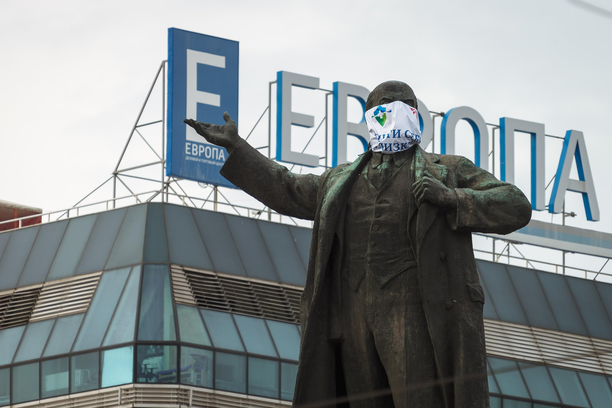 "ЛЕНИН МАСК" из серии «Маскарад» В попытках популяризации ношения масок в период распространения COVID-19 на памятники города, в том числе и на памятник В. И. Ленину, надели маски на лица. Екатеринбург, 2022