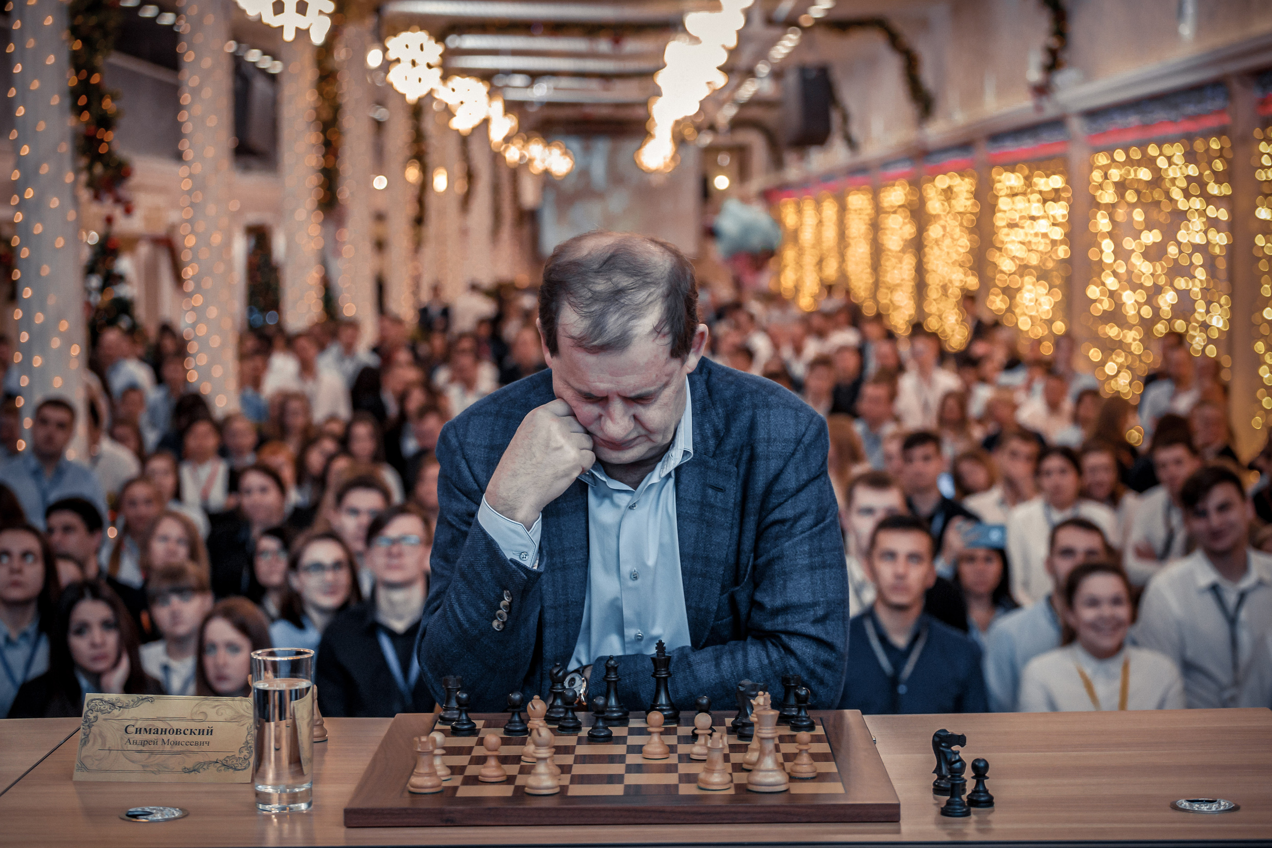 "СТОИМ! ЖДЁМ!"  из серии «Первые лица» Сотрудники компании Сима-Ленд замерли в ожидании очередного хода своего руководителя. Екатеринбург, 2020