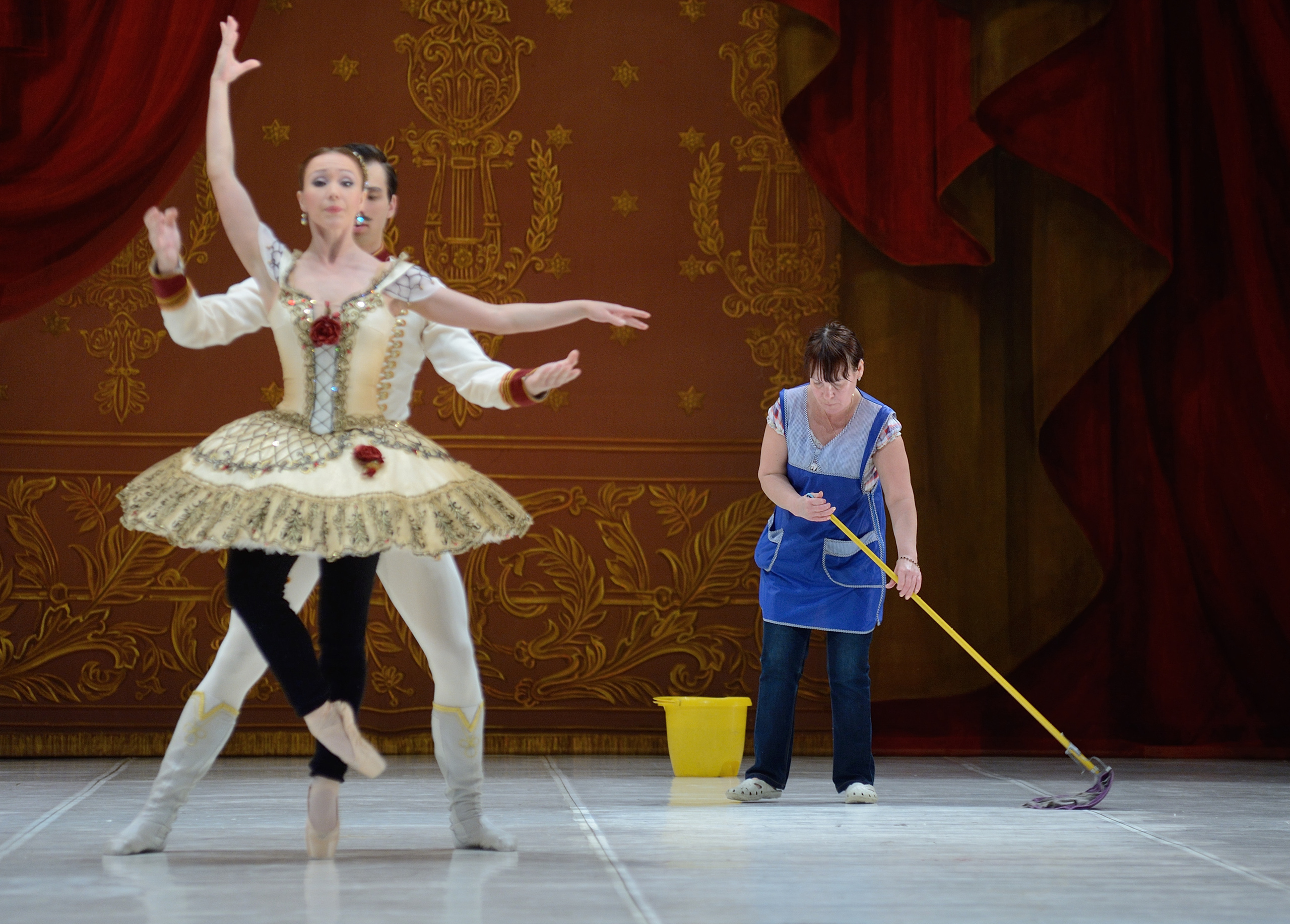 "КУДА ПО ПОМЫТОМУ?" из серии «Герои не носят плащи» То, что скрывается за внешним лоском спектакля. Работа не видимых обычно зрителю сотрудников театра  во время репетиции. Те, без кого была бы невозможна постановка, но кому никогда не дарят цветы после премьеры Екатеринбург, 2013