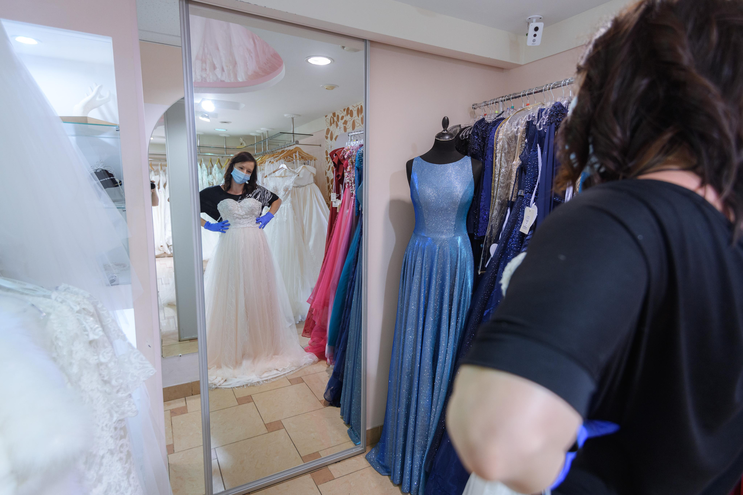 "СВАДЕБНАЯ ДИСТАНЦИЯ" из серии «Маскарад» . Сложности работы сотрудников торговли во время пандемии COVID-19 на примере консультанта свадебного салона Екатеринбург, 2020