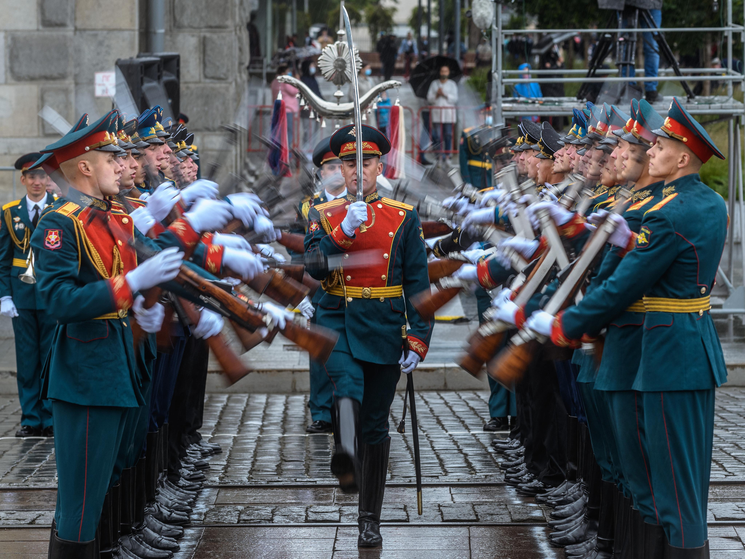 "НЕУЯЗВИМЫЙ" из серии «Герои не носят плащи» Командир роты почетного караула проходит сквозь строй бойцов, жонглирующих карабинами Екатеринбург, 2020