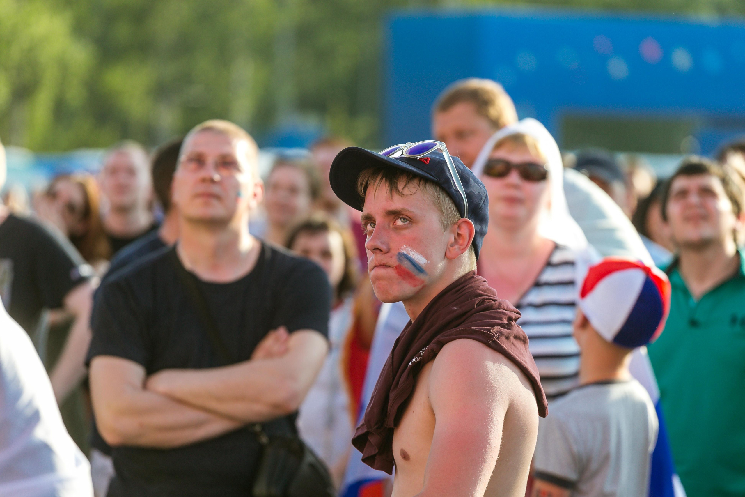 "ЛЮБОВЬ…?" из серии «ЧМ 2018» Печаль, обида, горечь  от пропущенного сборной России мяча, читаемая в глазах молодого болельщика на Чемпионате мира по футболу 2018. Екатеринбург, 2018 