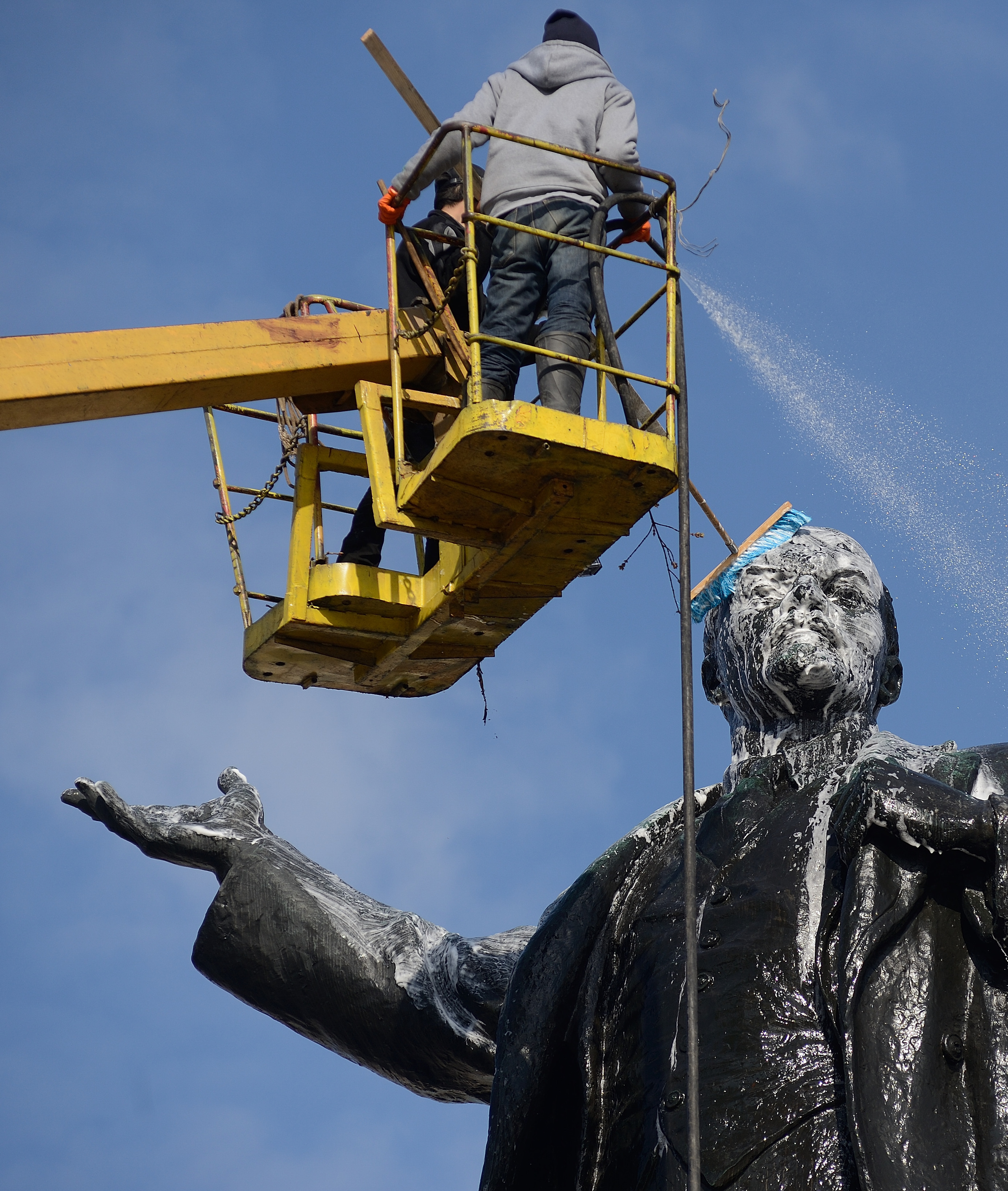 "ЛЕНИНОМОЙКА"  из серии «Герои не носят плащи» Каждую весну, в апреле, сотрудники муниципальных служб проводят спа-процедуры для памятника Вождю мирового пролетариата Екатеринбург, 2015