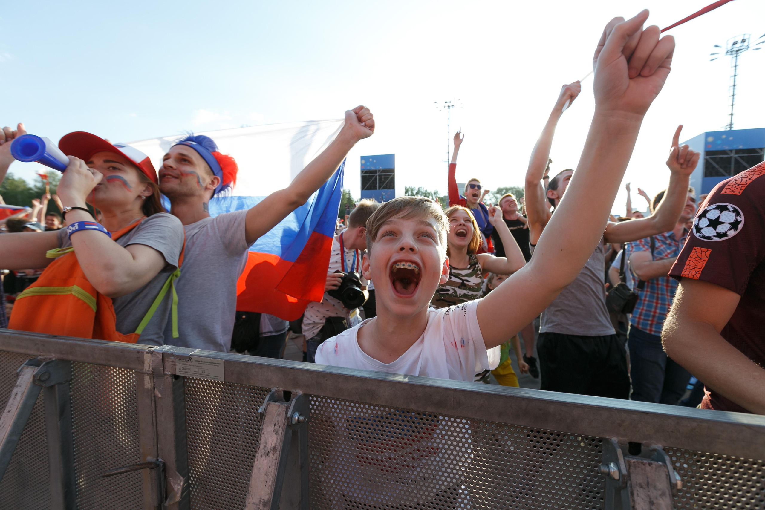 "ВЕРА" из серии «ЧМ 2018»  Фан-зона Чемпионата Мира по футболу 2018в ЦПКиО им. Маяковского.Радость болельщиков разных возрастов после забитого сборной России мяча в ворота испанской сборной Екатеринбург, 2018