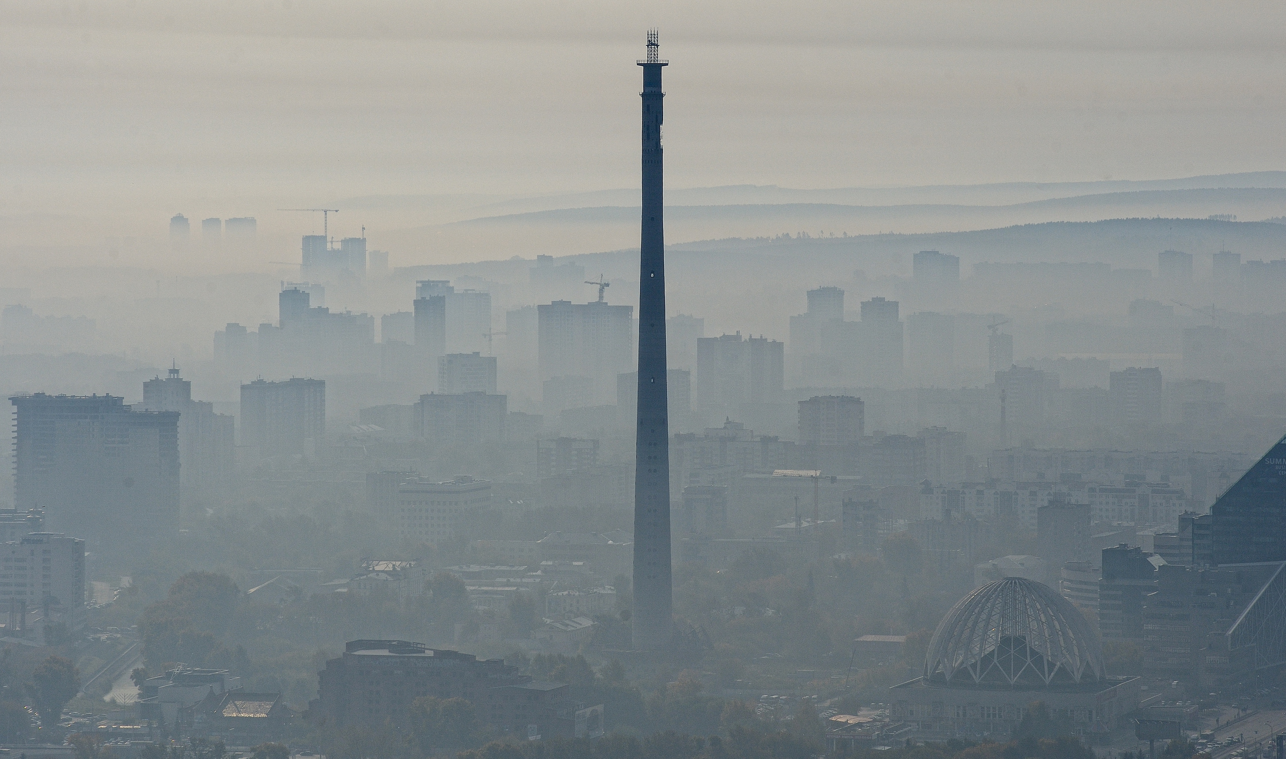 "БАШНЯ ONE  LOVE" из серии «Канули в Лету» Вид на телебашню сквозь сердца из колючей проволоки Екатеринбург, 2013