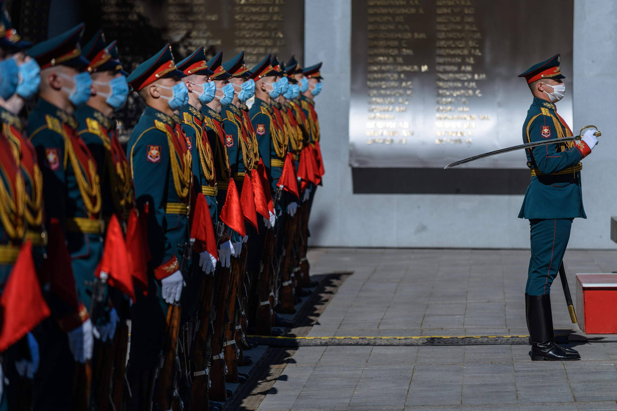 "БЕРЕГИ РОДИНУ И ЗДОРОВЬЕ" из серии «Маскарад» Почетный караул из военнослужащих.9 мая 2020 года.  Широкореченкий мемориал Екатеринбург, 2020