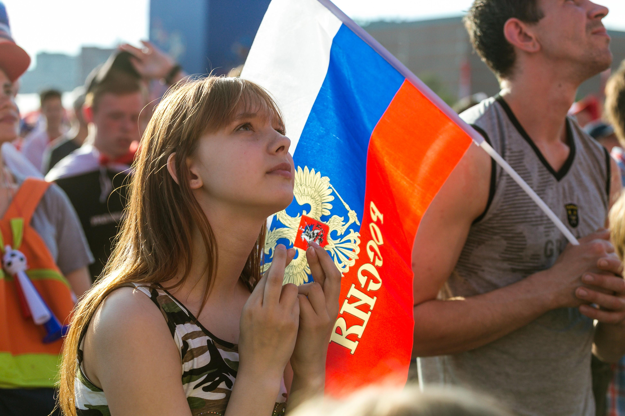 "НАДЕЖДА" из серии «ЧМ 2018» Болельщики сборной России с надеждой смотрят трансляцию матча Россия - Испания в фан-зоне, расположенной в ЦПКиО им. Маяковского. Екатеринбург, 2018