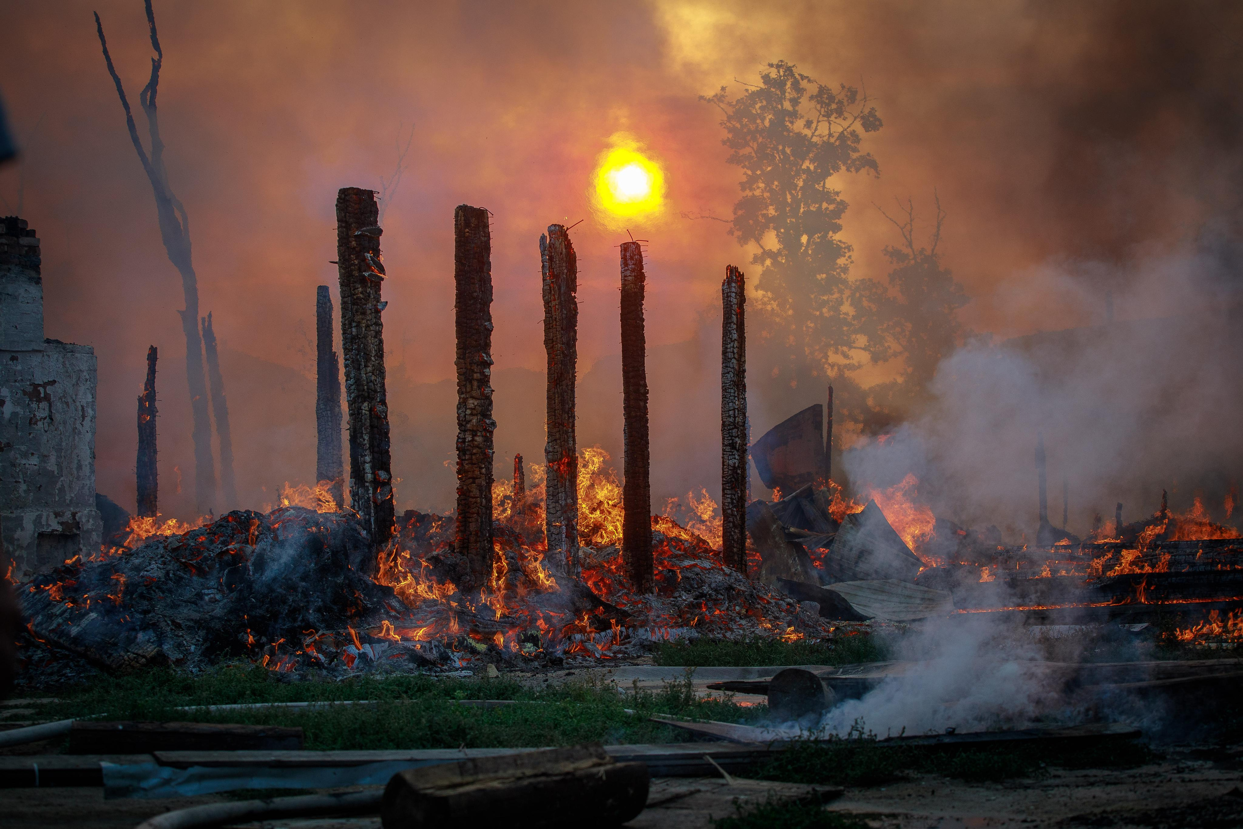 "ДОГОРАЯ"  из серии «Вертикали» Пепелище и догорающий дом в цыганском поселке Екатеринбурга.В данное время на этом месте возводится новый жилой комплекс. Но все всё понимают (66.ru)» Екатеринбург, 2022